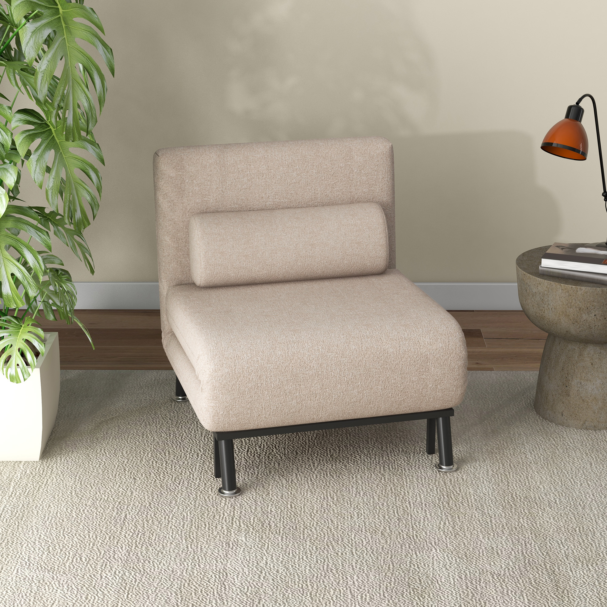 Poltrona beige con struttura in metallo nero, cuscino cilindrico, accanto a lampada, tavolino e grande pianta.