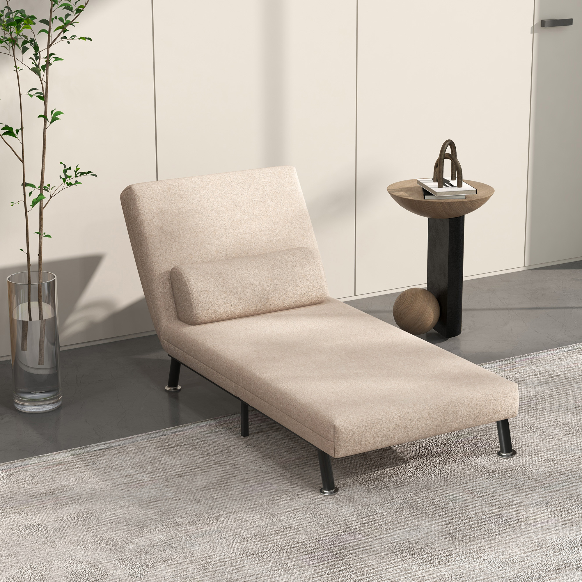 Una chaise longue beige con cuscino, un tavolino con decorazioni e una pianta in vaso in una stanza minimalista.