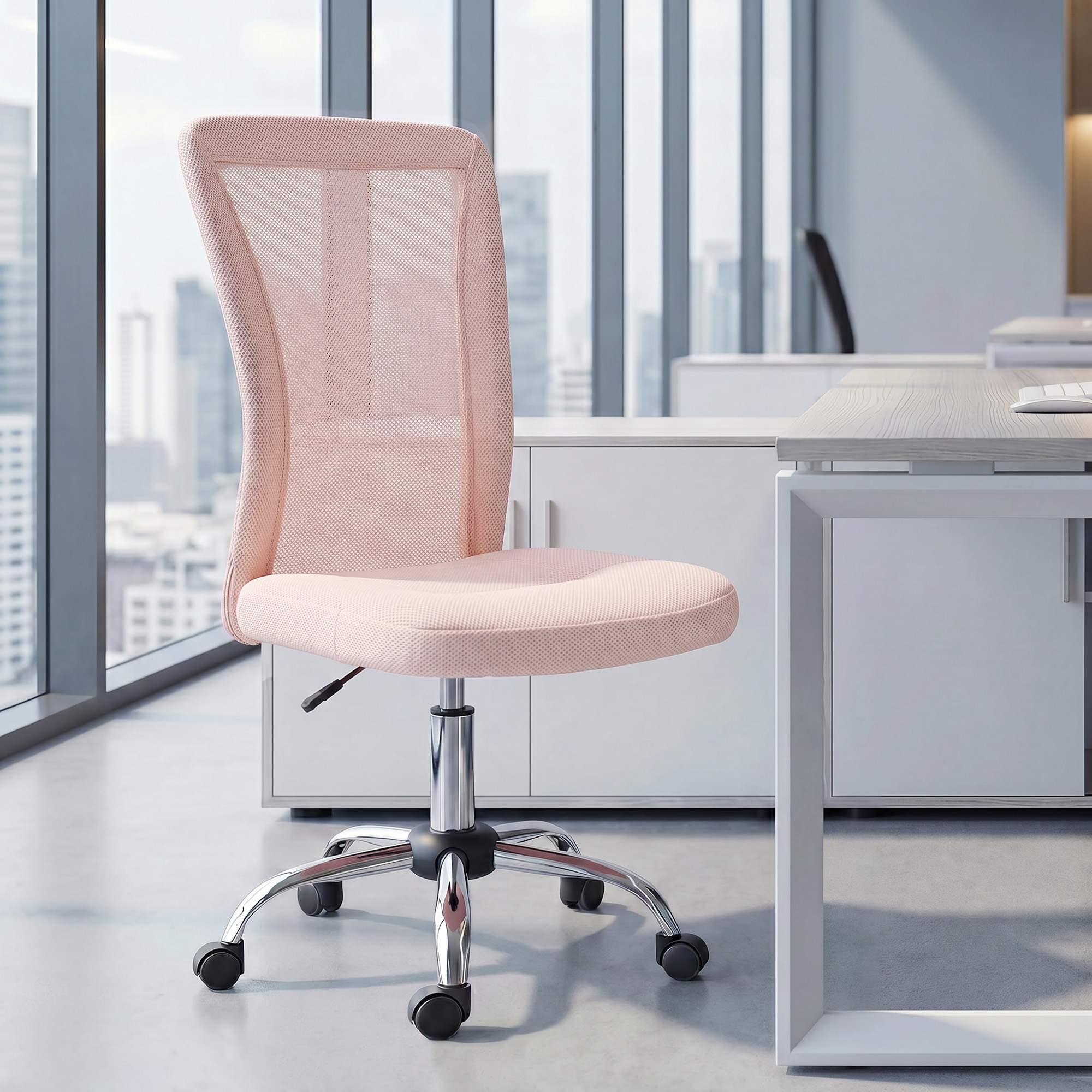 Una sedia da ufficio in rete rosa si trova in un ufficio moderno vicino a grandi finestre che si affacciano sulla città.
