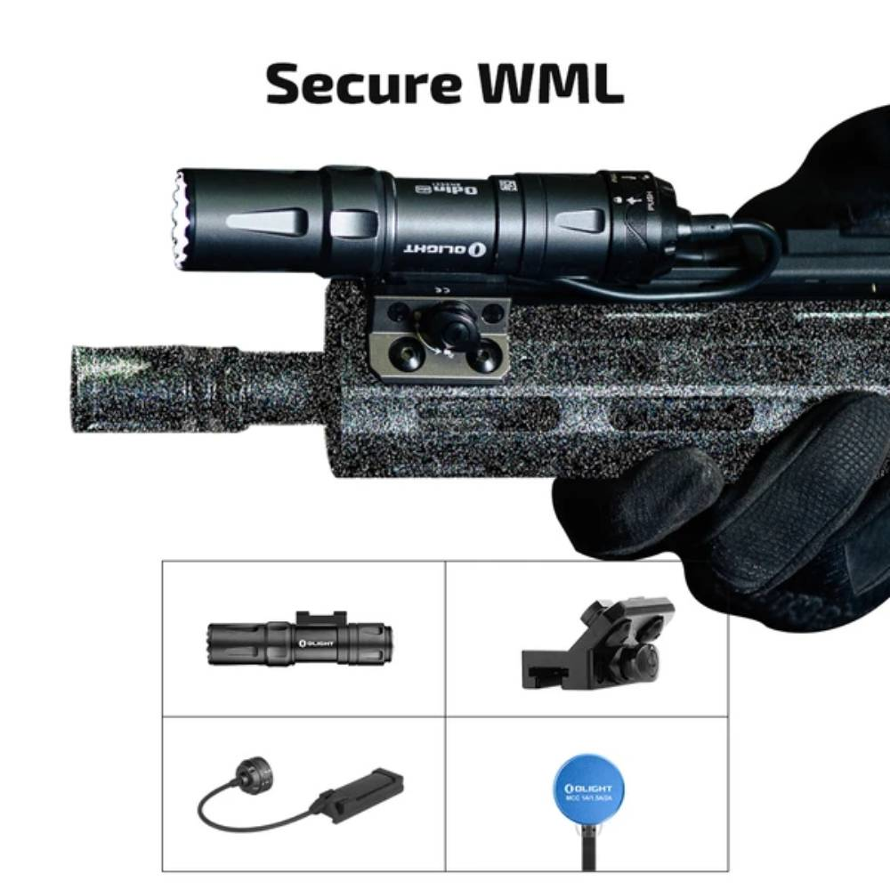 Une arme à feu noire avec une lampe de poche montée et des accessoires en dessous sur fond blanc.