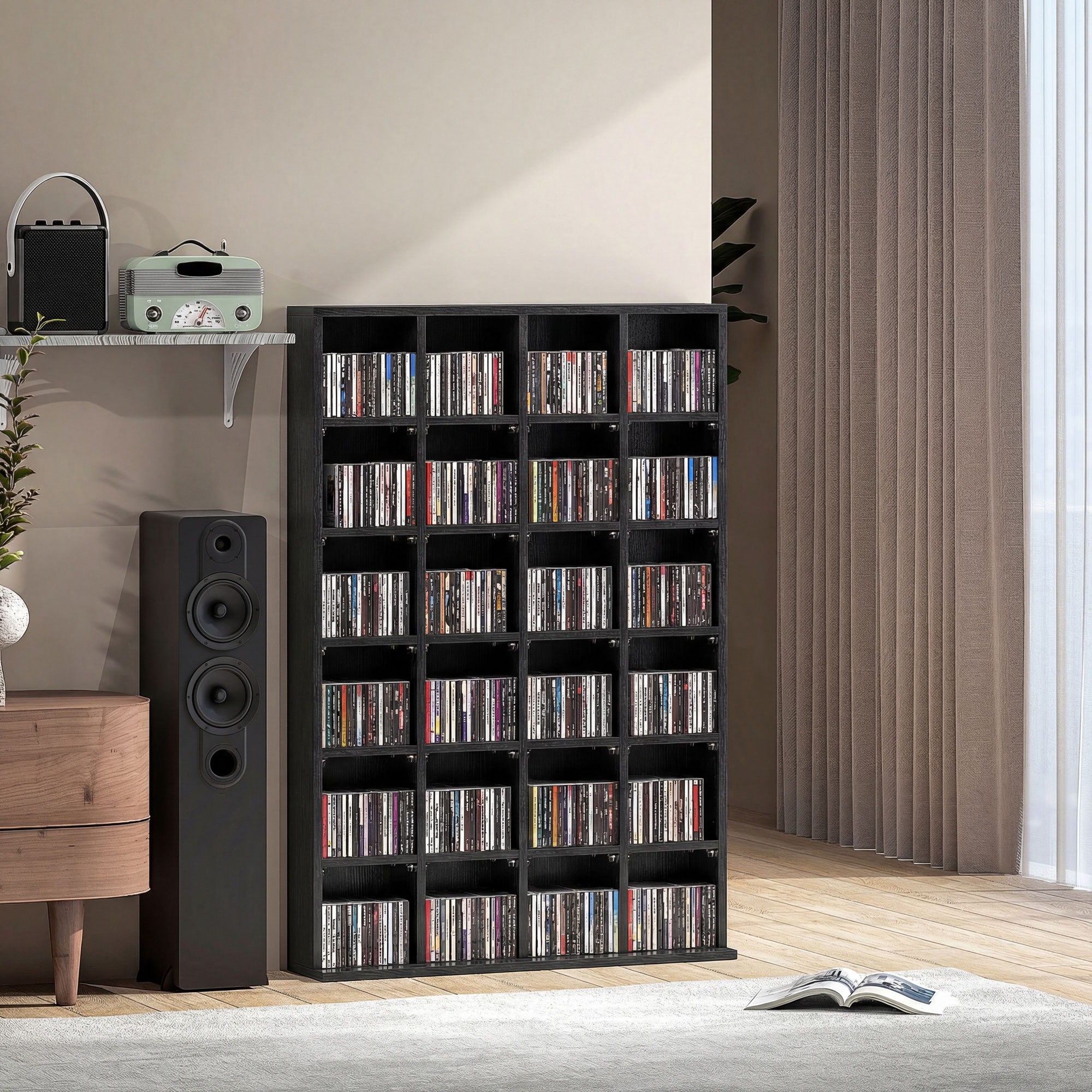 Un grande scaffale nero per CD pieno di CD si trova in una stanza luminosa con altoparlanti e tende.
