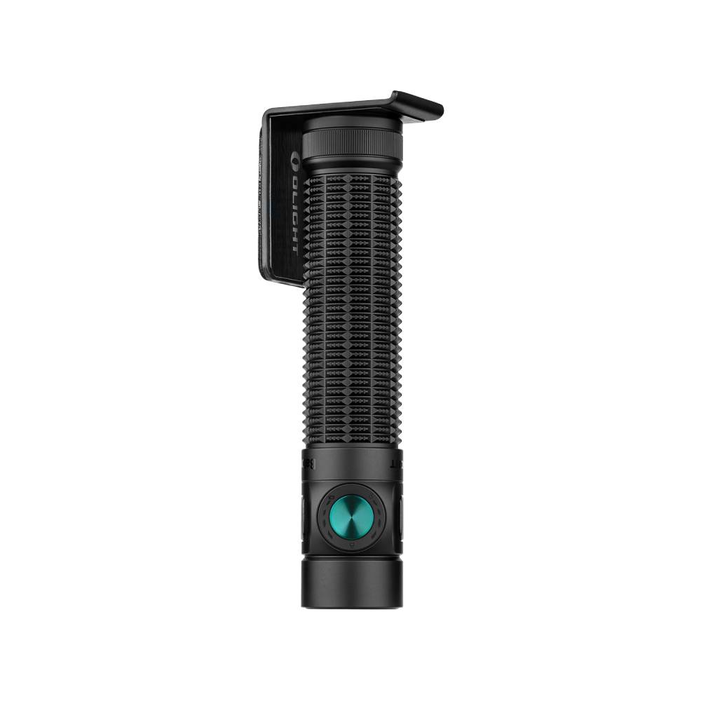 Linterna Olight negra con mango texturizado, botón de encendido turquesa y soporte de montaje sobre fondo blanco.
