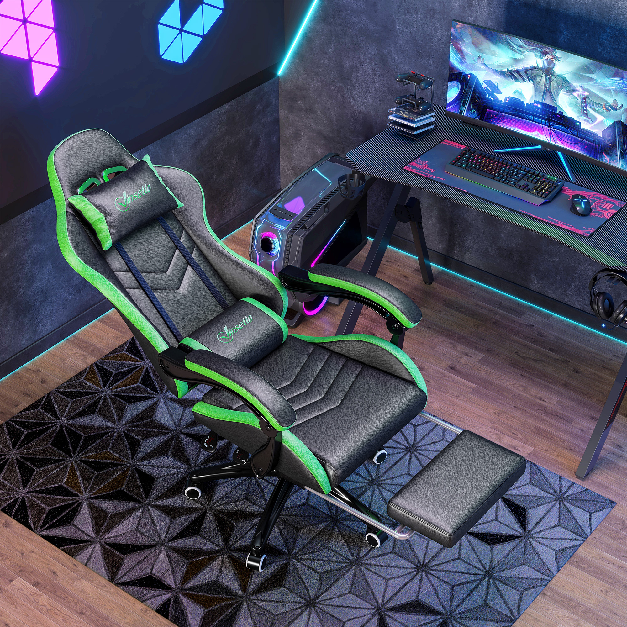 Una sedia da gaming nera e verde con poggiapiedi su un tappeto fantasia in una stanza con scrivania.