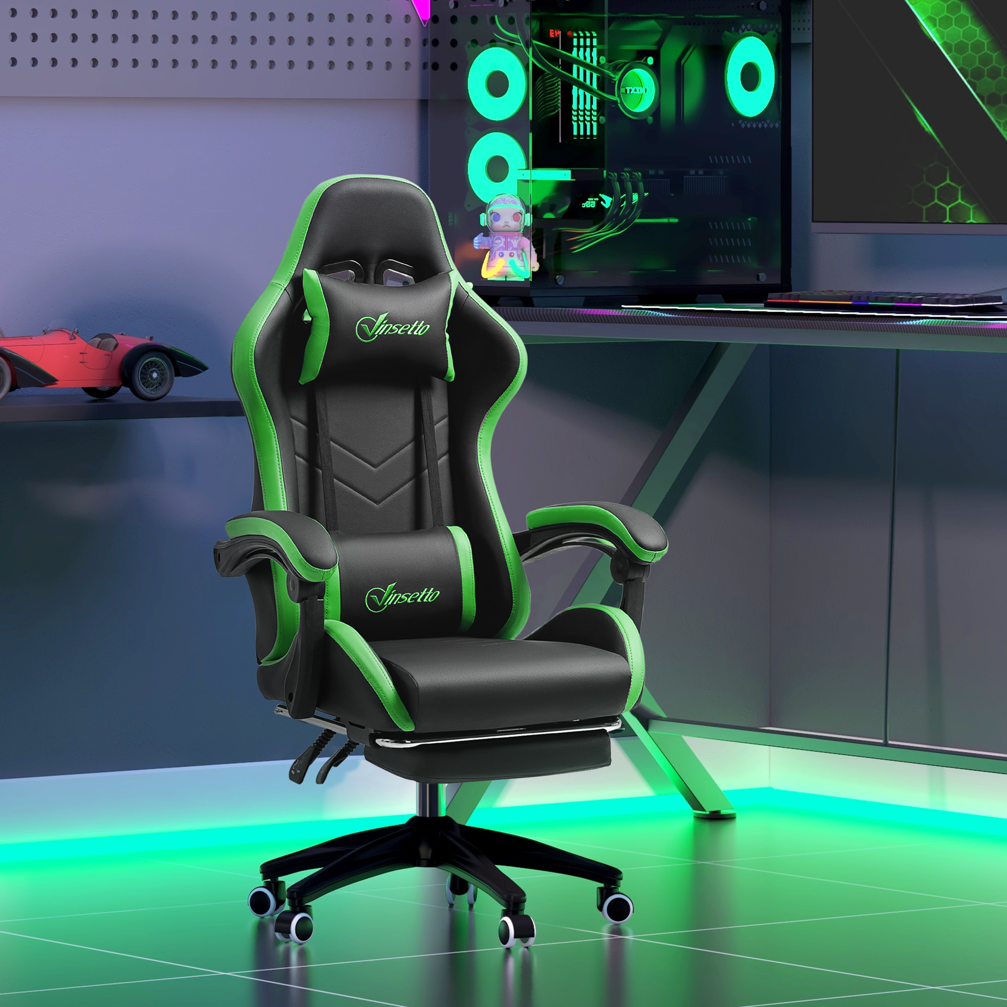 Una sedia da gaming nera e verde si trova in una stanza con PC e illuminazione verde.