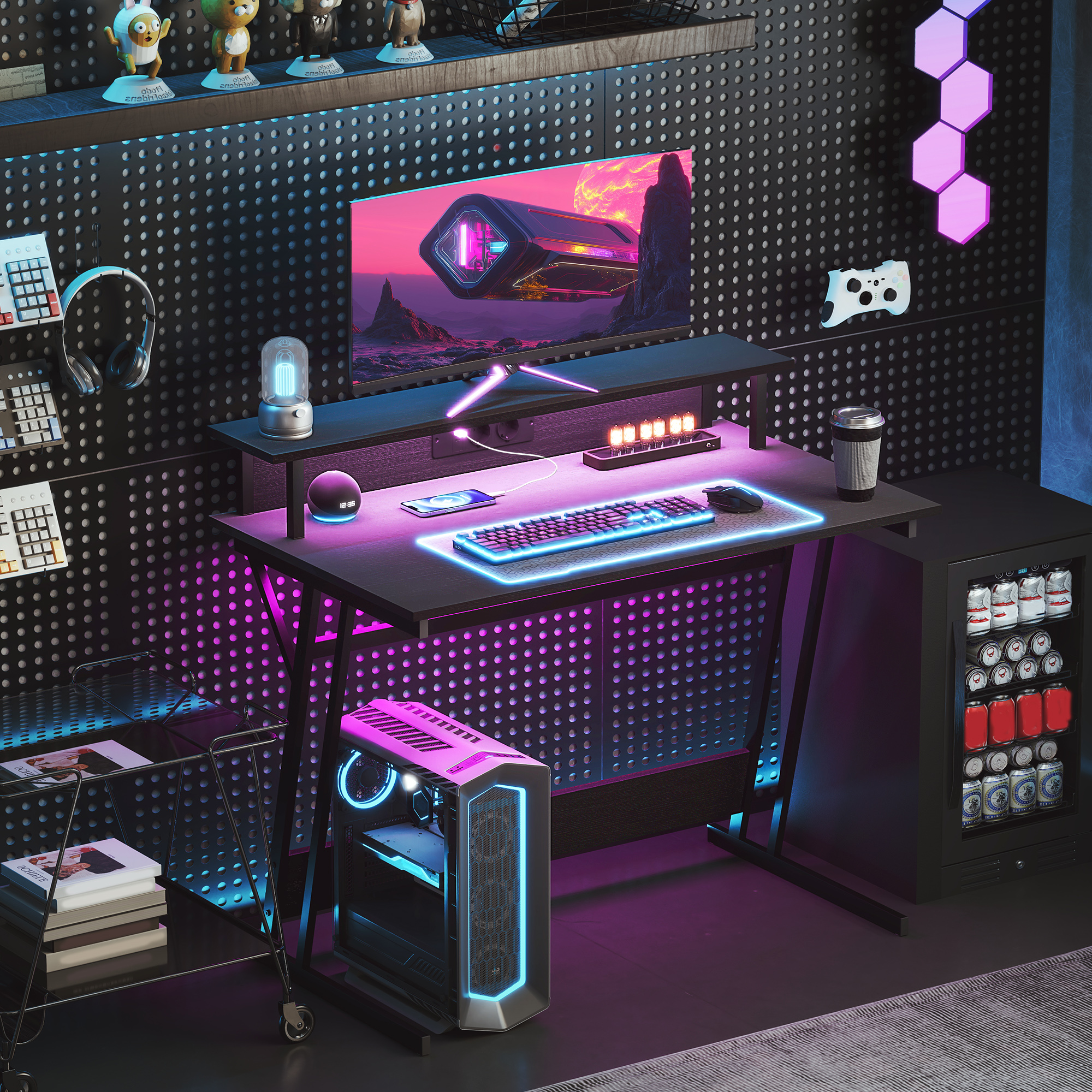 Moderno set da gioco con PC illuminato, monitor, tastiera e parete forata.