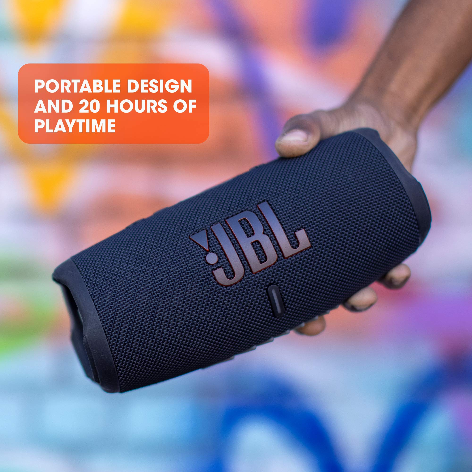 Une main tient une enceinte JBL noire devant un fond de graffiti coloré, avec un encadré de texte orange.
