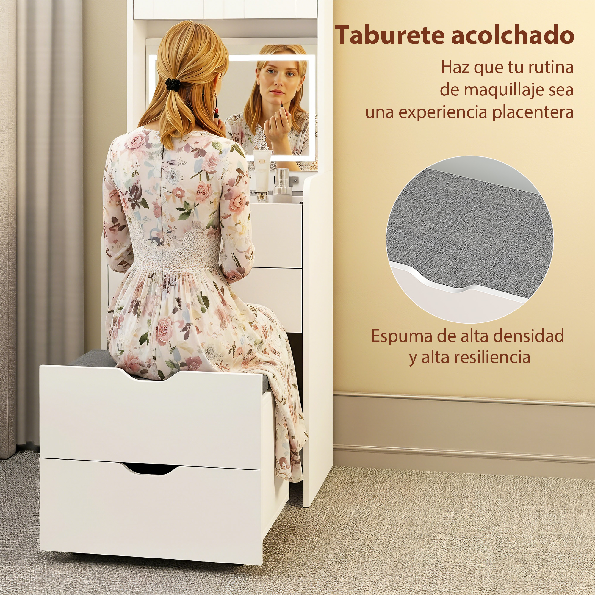 Una mujer con vestido floral se sienta en un tocador aplicándose pintalabios. A la derecha, zoom del cojín.