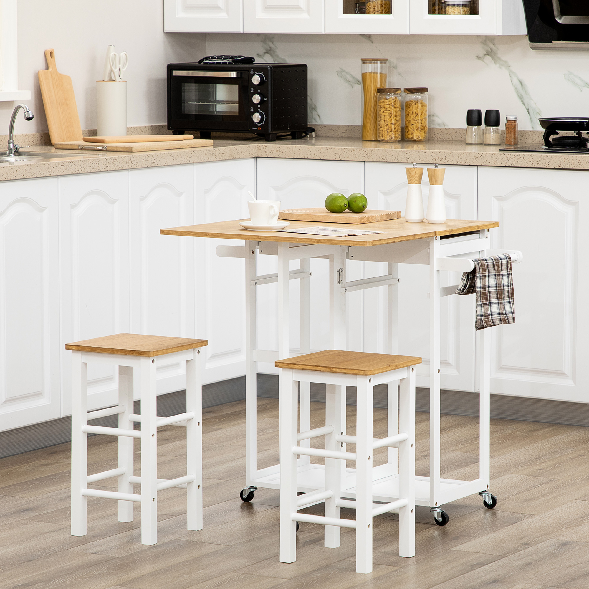 Isleta de cocina blanca con ruedas, dos taburetes y tapa de madera en una cocina moderna.