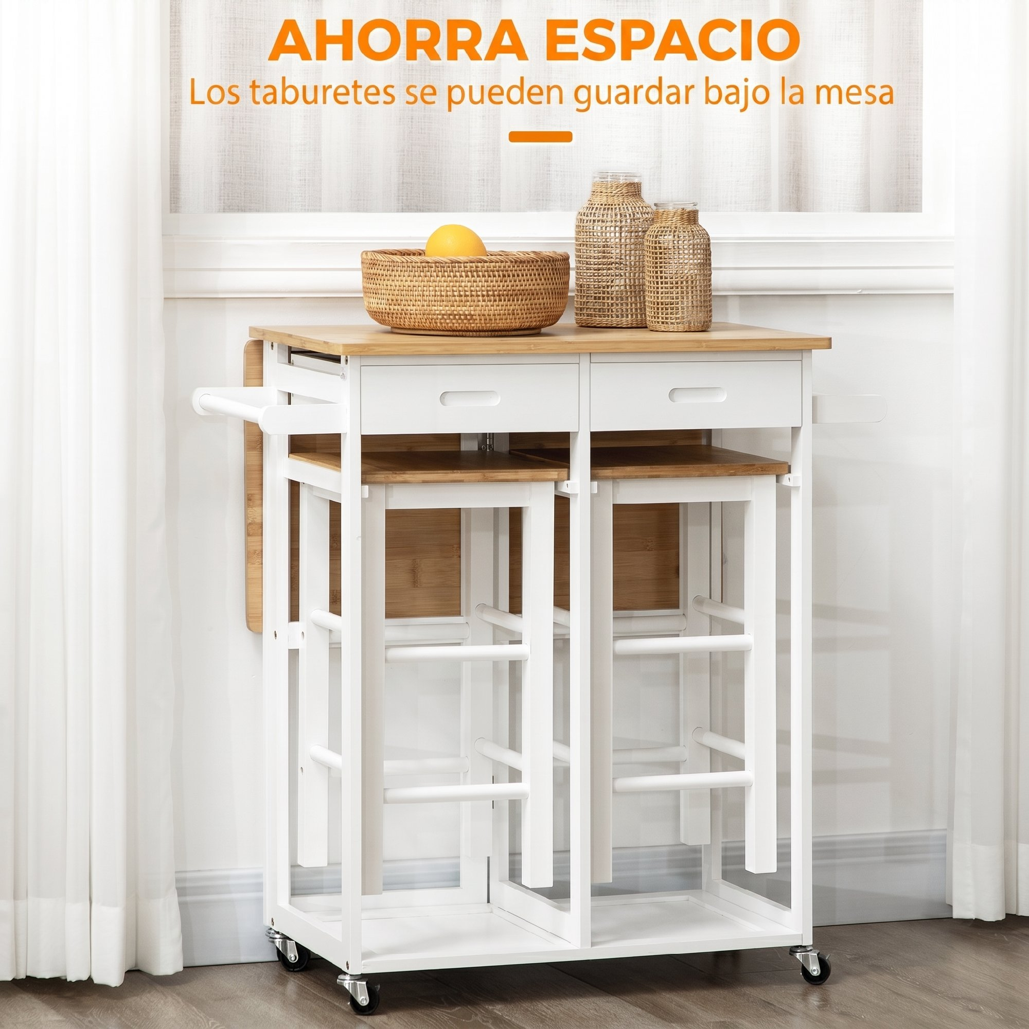 Un carro de cocina blanco con tablero de madera y dos taburetes guardados debajo.
