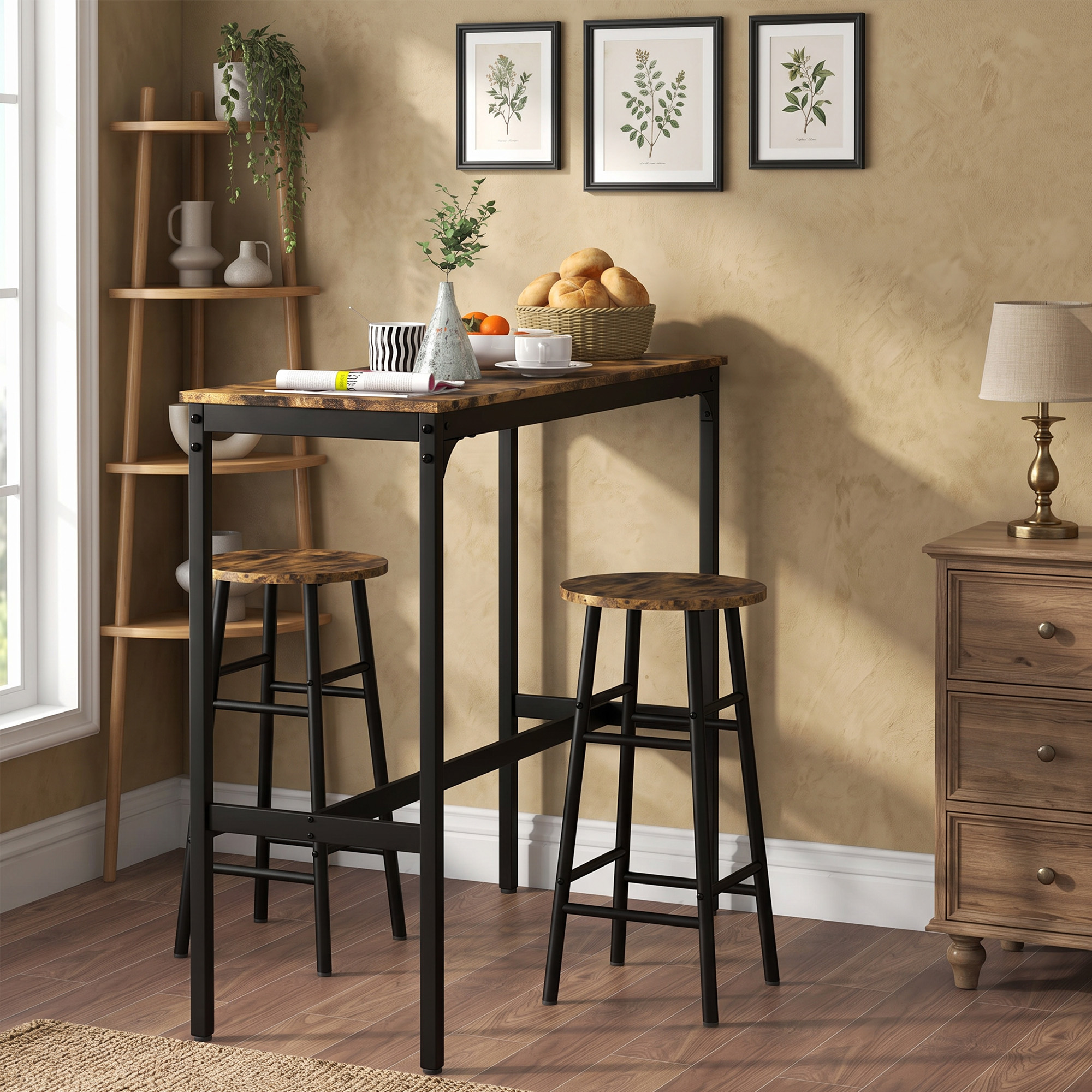 Una mesa de bar con dos taburetes, una estantería de escalera y una cómoda en una habitación luminosa.