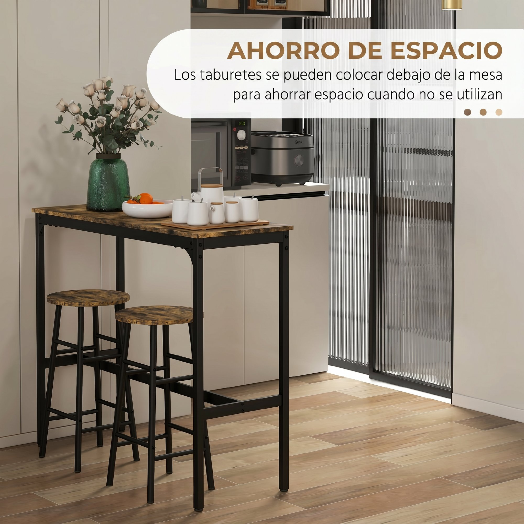 Mesa de madera compacta con patas de metal negro, dos taburetes a juego y decoración en cocina moderna.