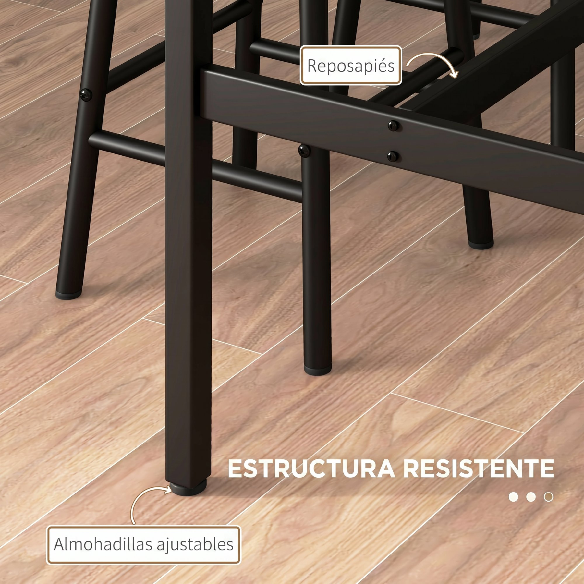 Primer plano de patas de taburete de metal negro sobre suelo de madera, destacando reposapiés y tacos.