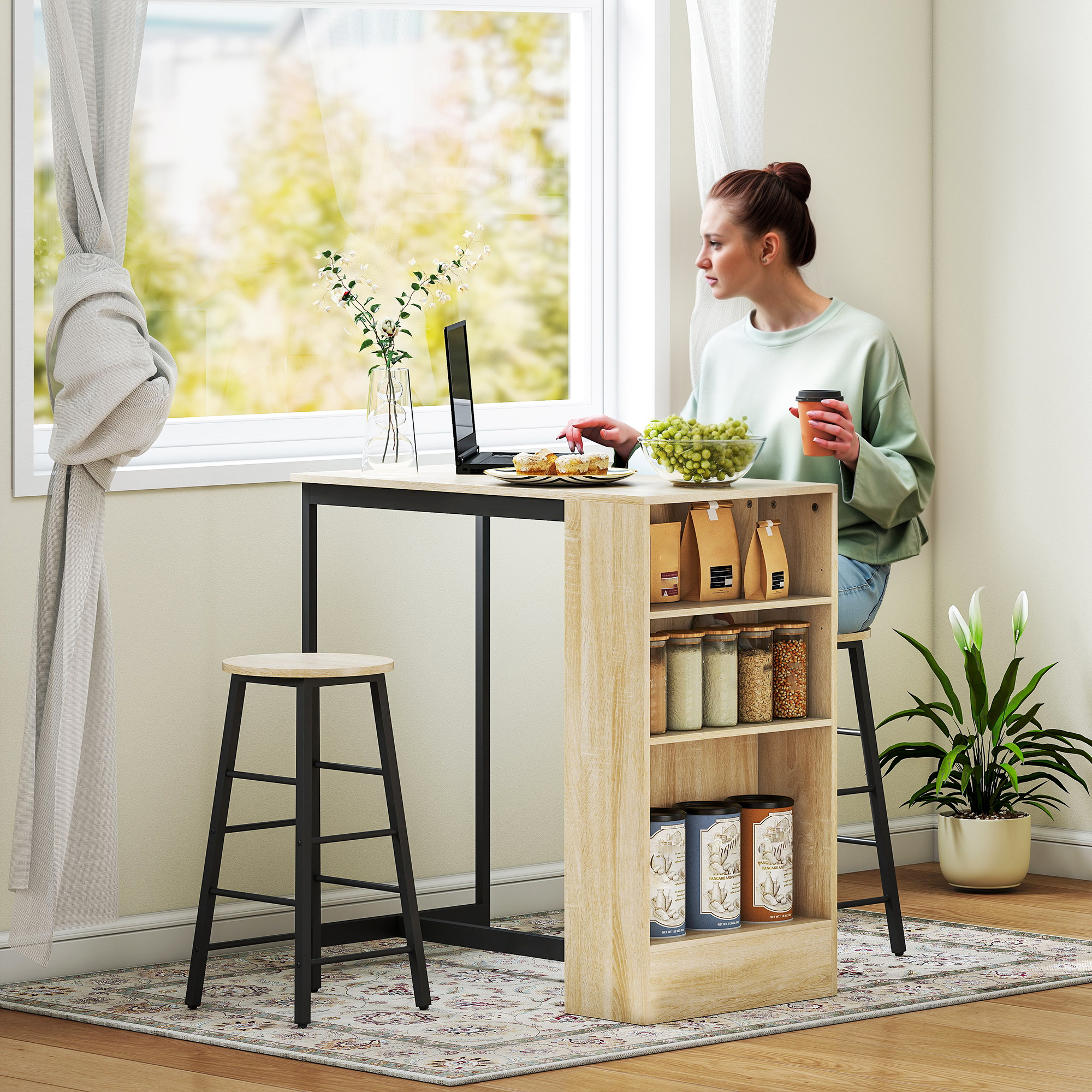 Una mujer se sienta en una mesa de madera con estantes, usa una computadora portátil, bebe café y mira por la ventana.