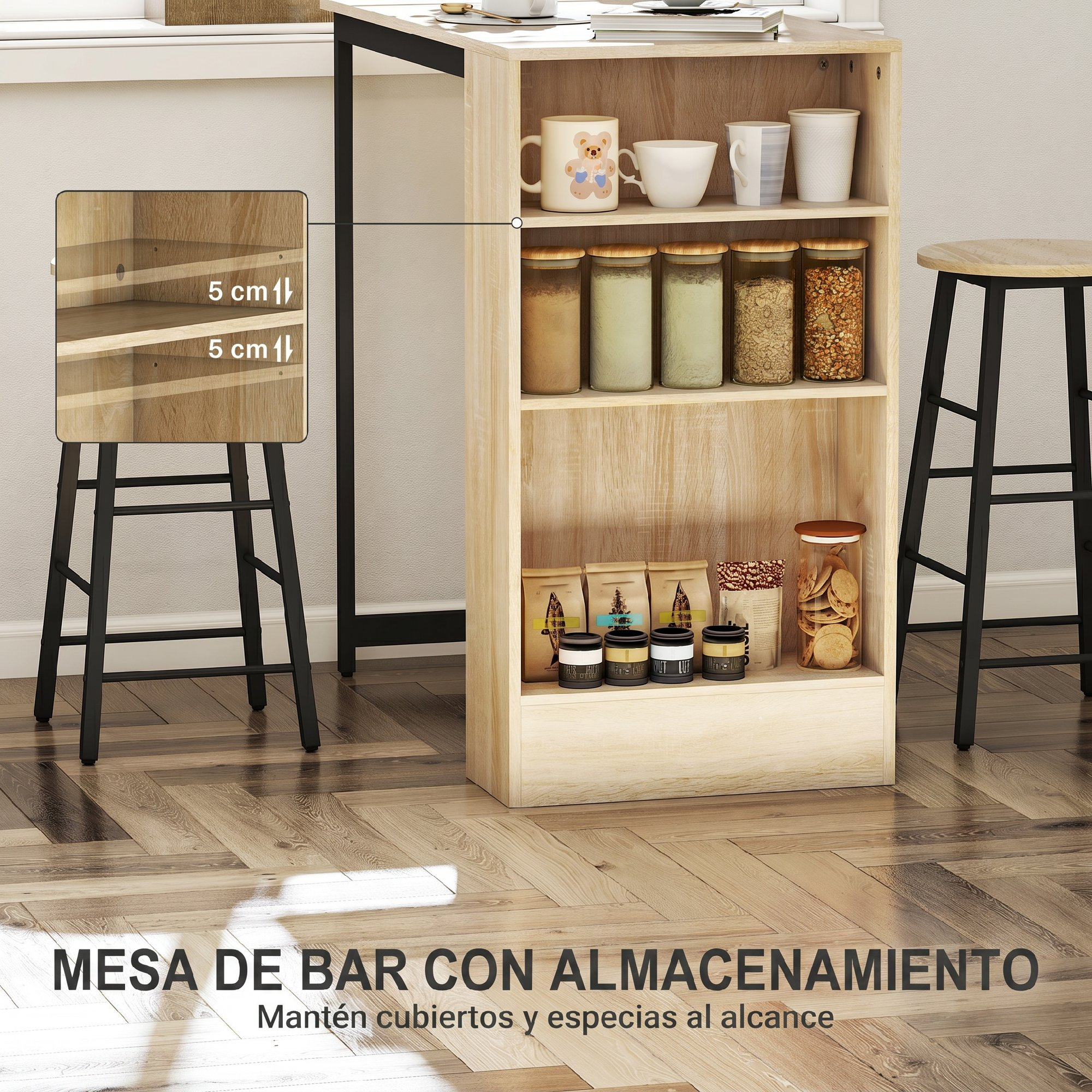 Mesa de bar de madera con estantes integrados, tarros, tazas y dos taburetes negros sobre suelo de parquet.