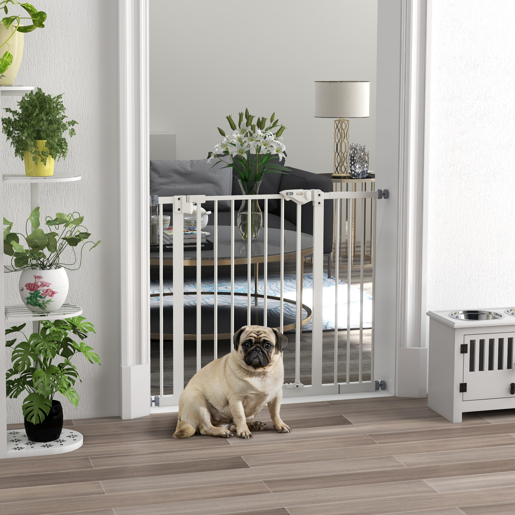 Un pug se sienta frente a una puerta de seguridad blanca en una puerta, flanqueado por plantas.