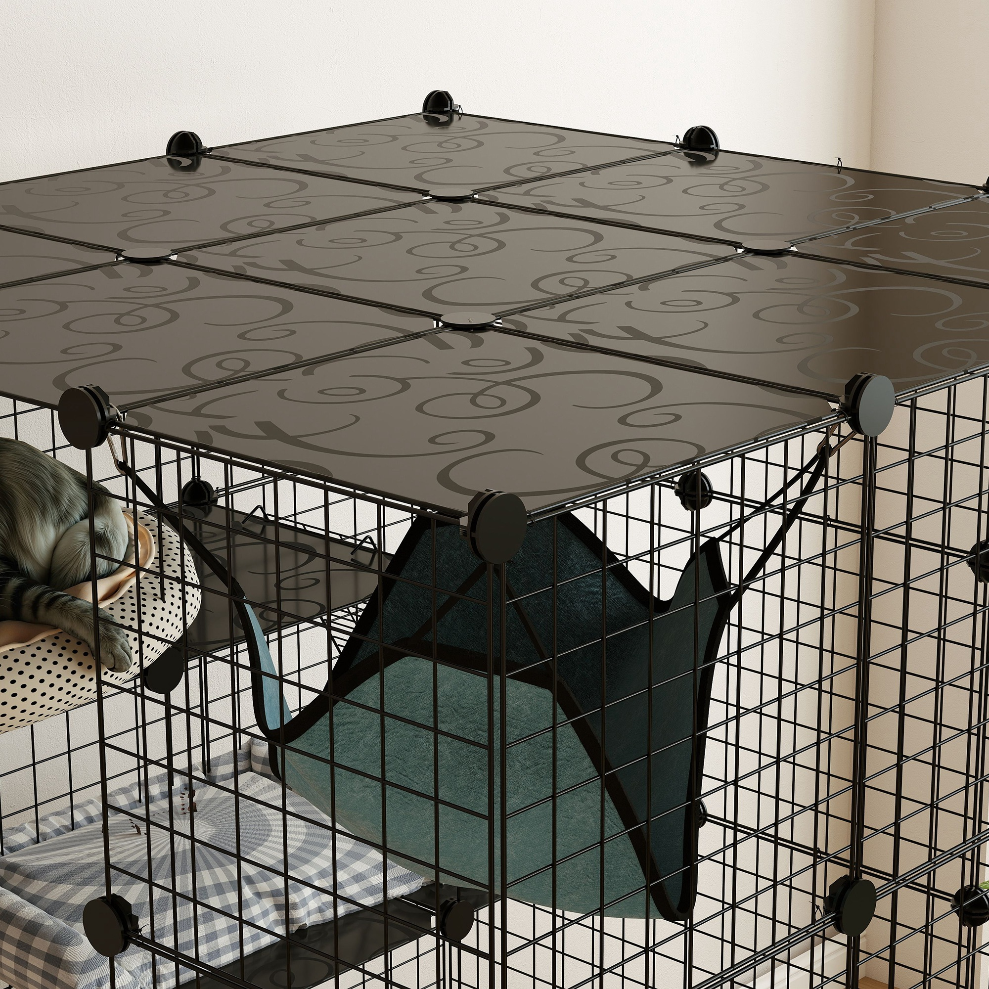 Cercado modular de alambre negro con paneles estampados, hamaca colgante y cama para gatos en el interior.