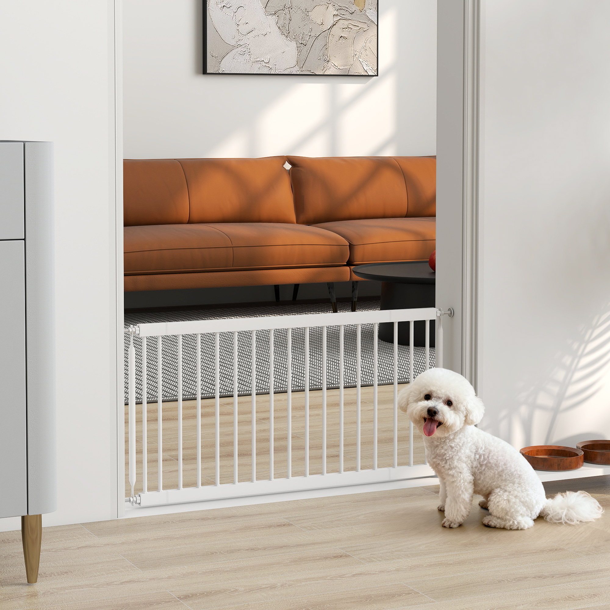 Un caniche blanco se sienta ante una puerta de seguridad en un pasillo, con un sofá marrón al fondo.