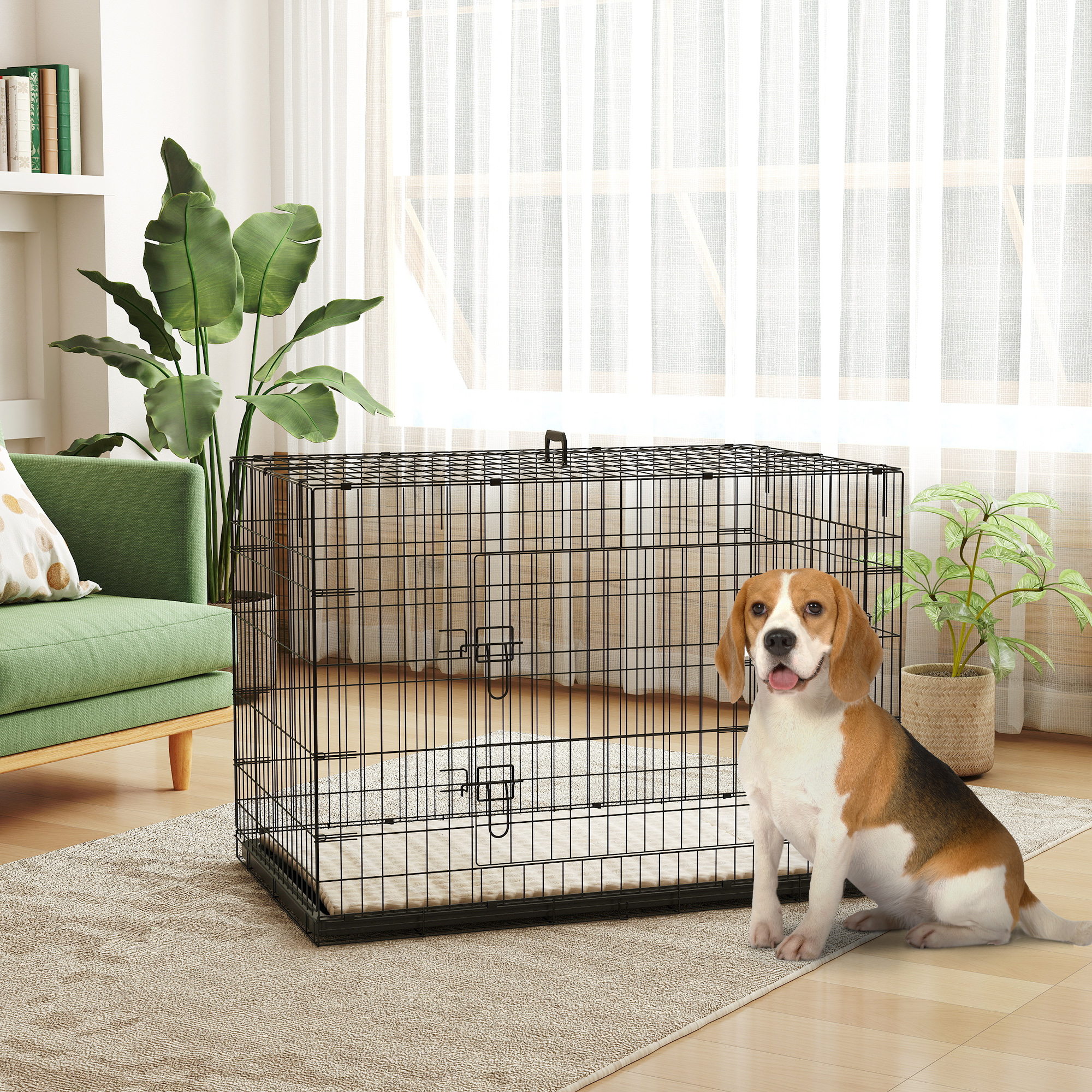 Un beagle se sienta junto a una jaula de metal negra en una sala.