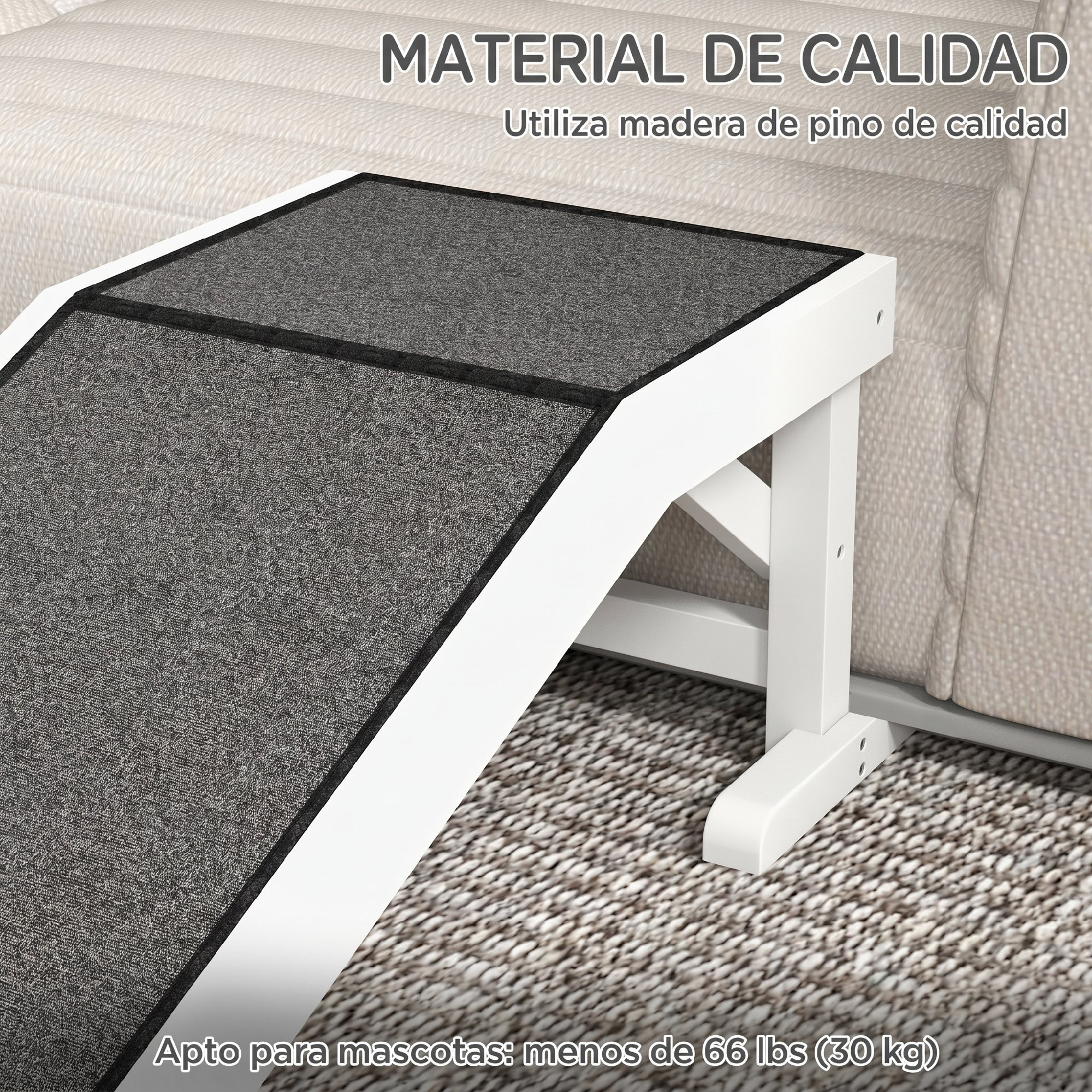 Una rampa de madera blanca para mascotas con alfombra gris junto a un sofá.