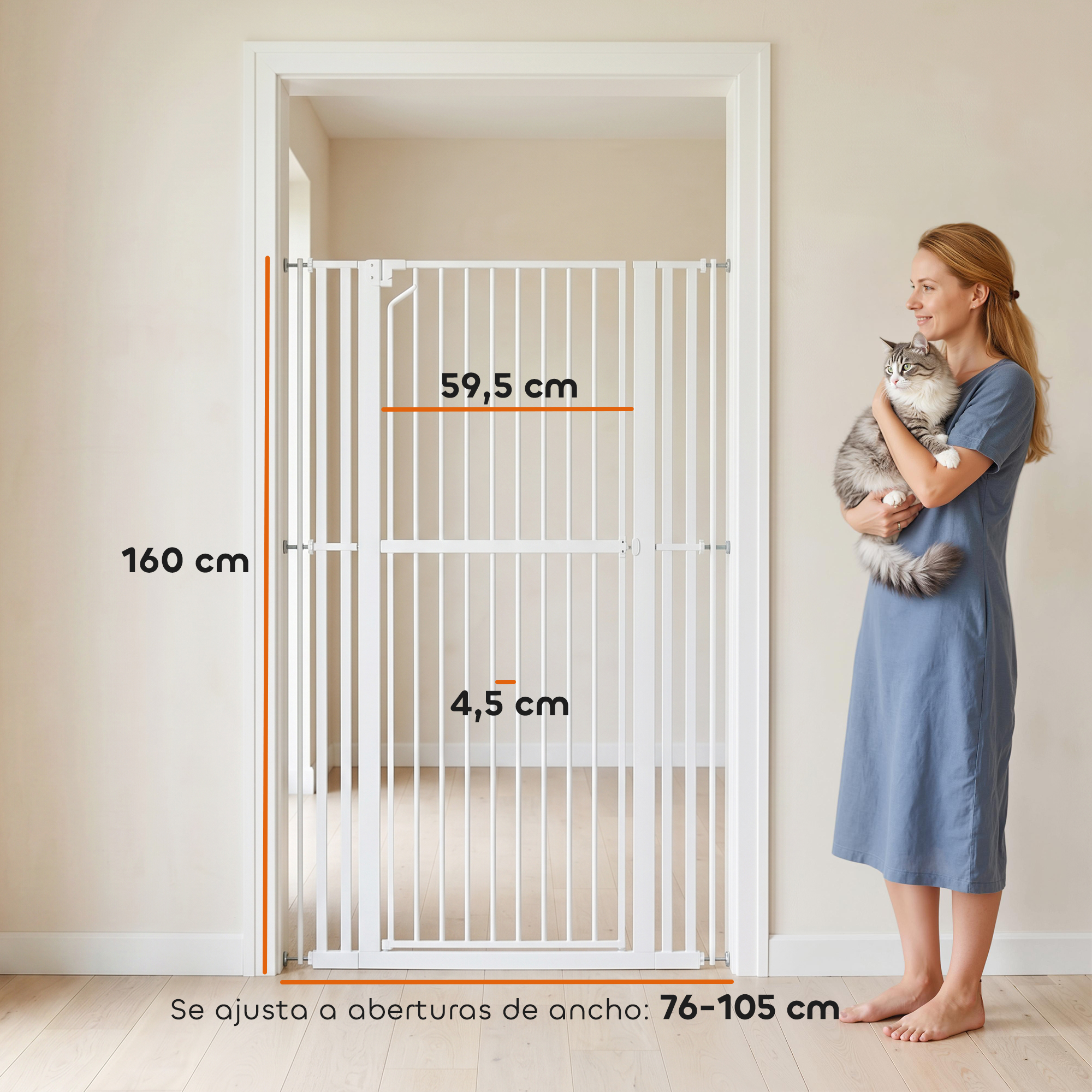 Una mujer sostiene un gato junto a una puerta de seguridad blanca, con dimensiones de altura y ancho.