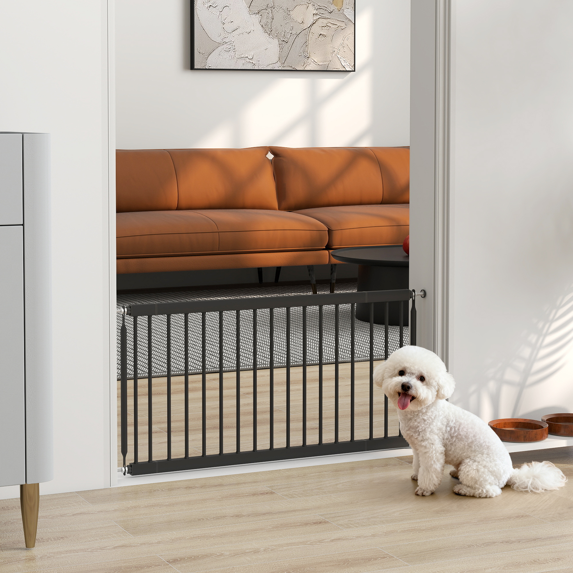 Un caniche blanco se sienta en el suelo de madera junto a una puerta de seguridad negra en una habitación luminosa.