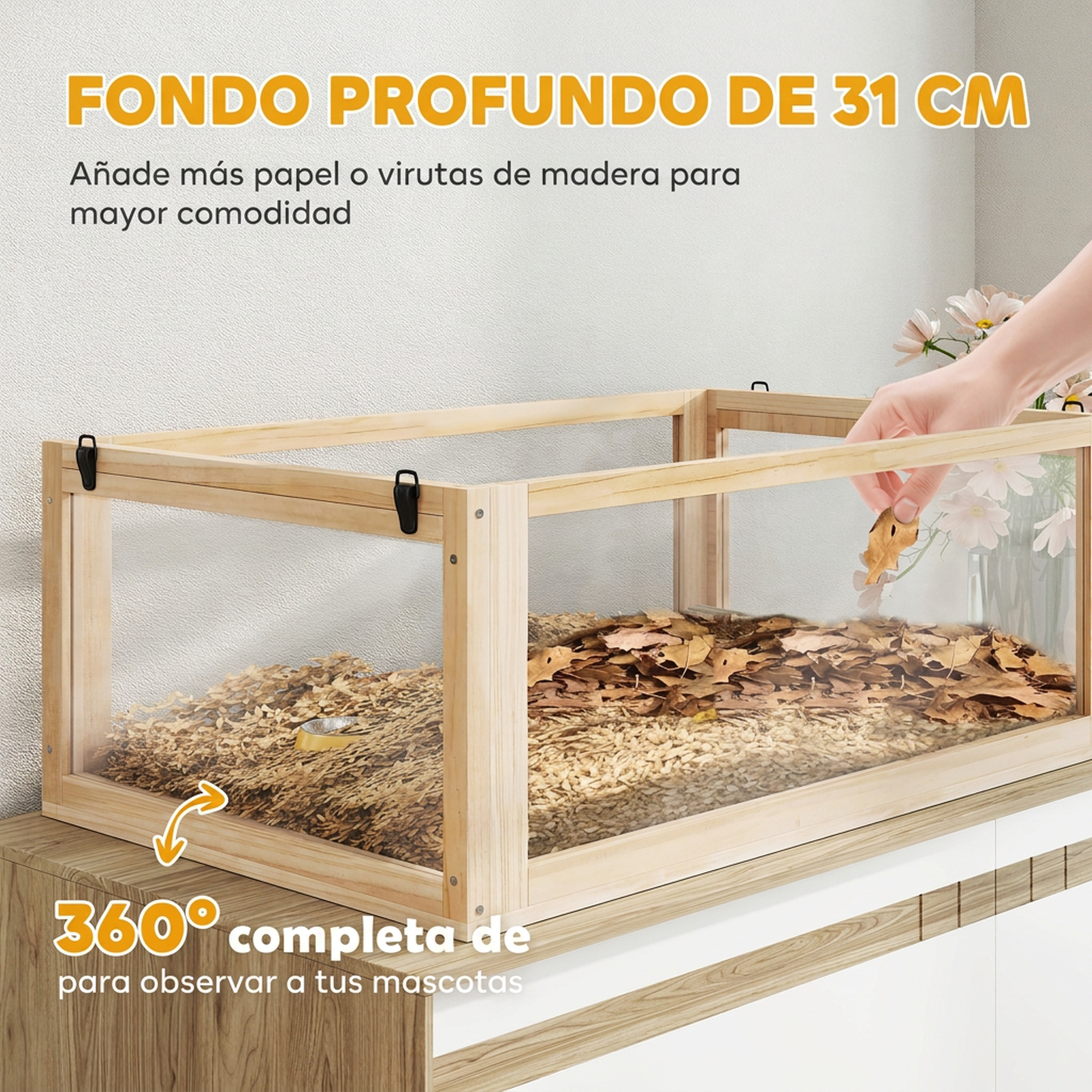Recinto de madera para mascotas con paredes de cristal, lleno de virutas y hojas.