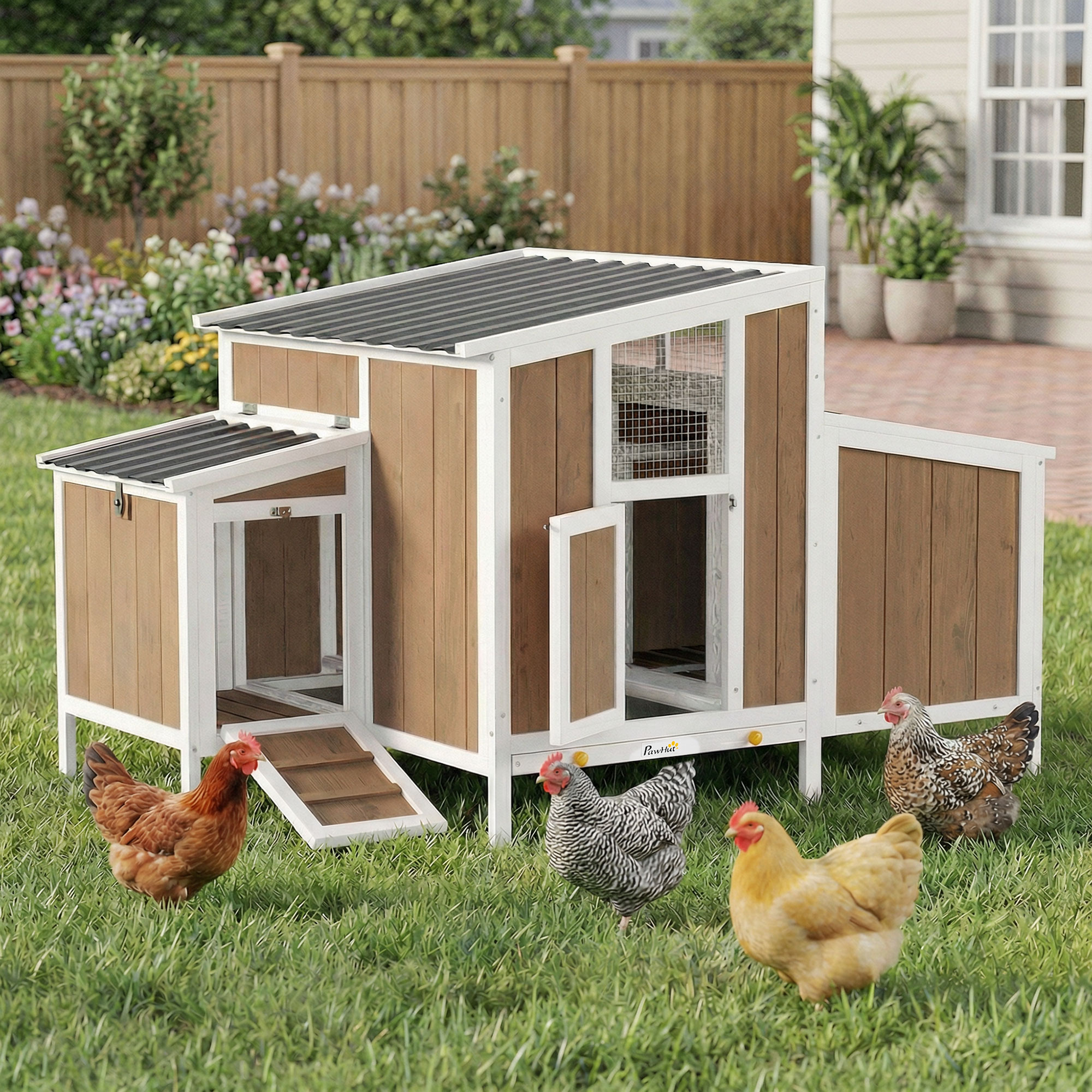 Un gallinero de madera con molduras blancas sobre hierba verde con cuatro gallinas.