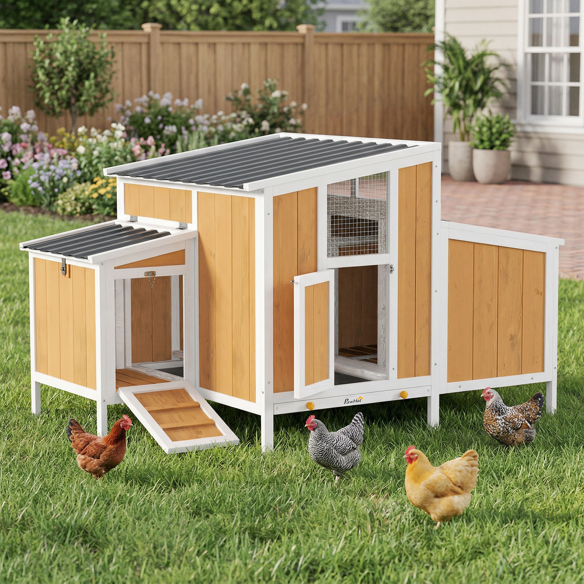Un gallinero de madera blanco y marrón está sobre césped verde con cuatro gallinas.
