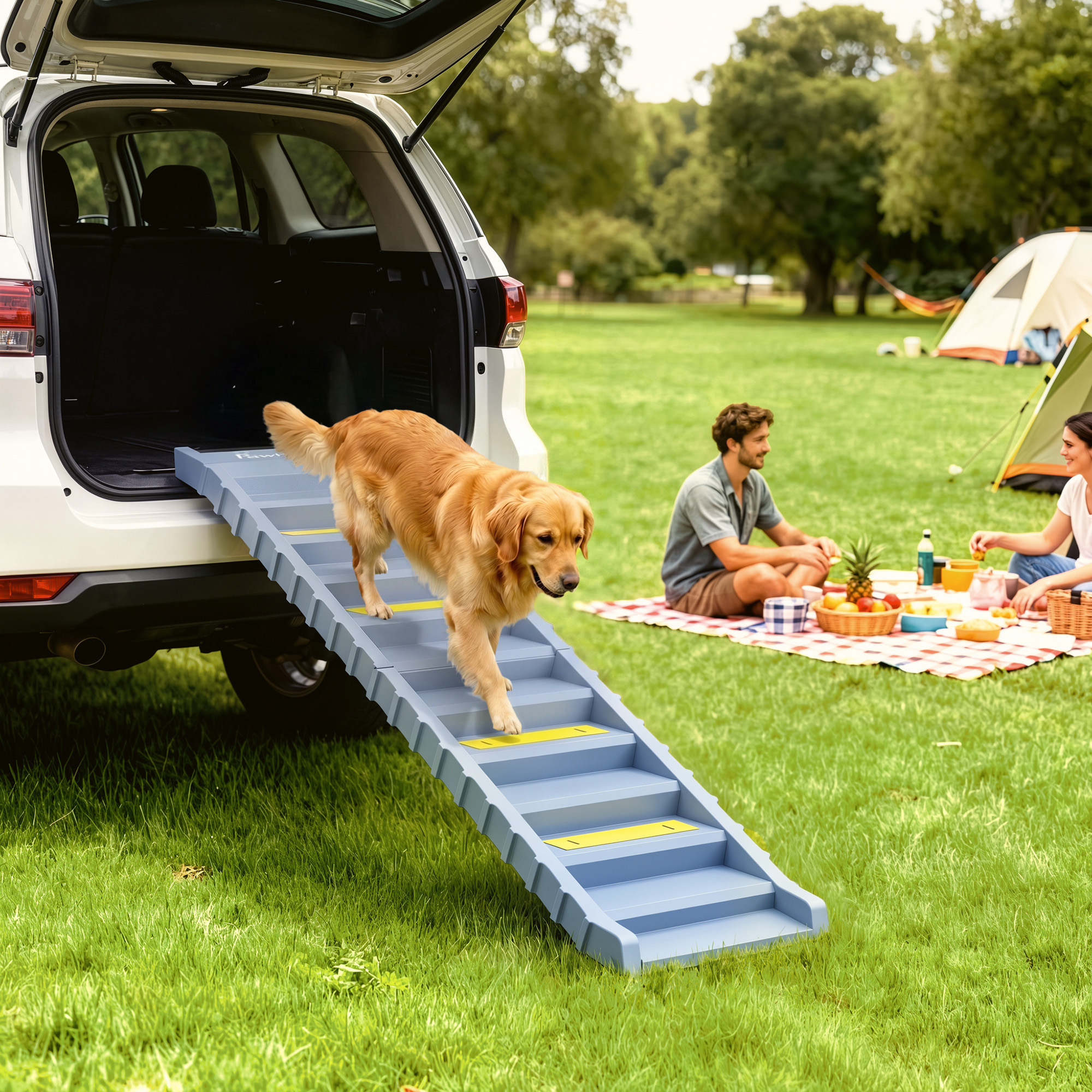 Un golden retriever baja por una rampa azul desde el maletero de un coche, con personas haciendo un picnic al fondo.