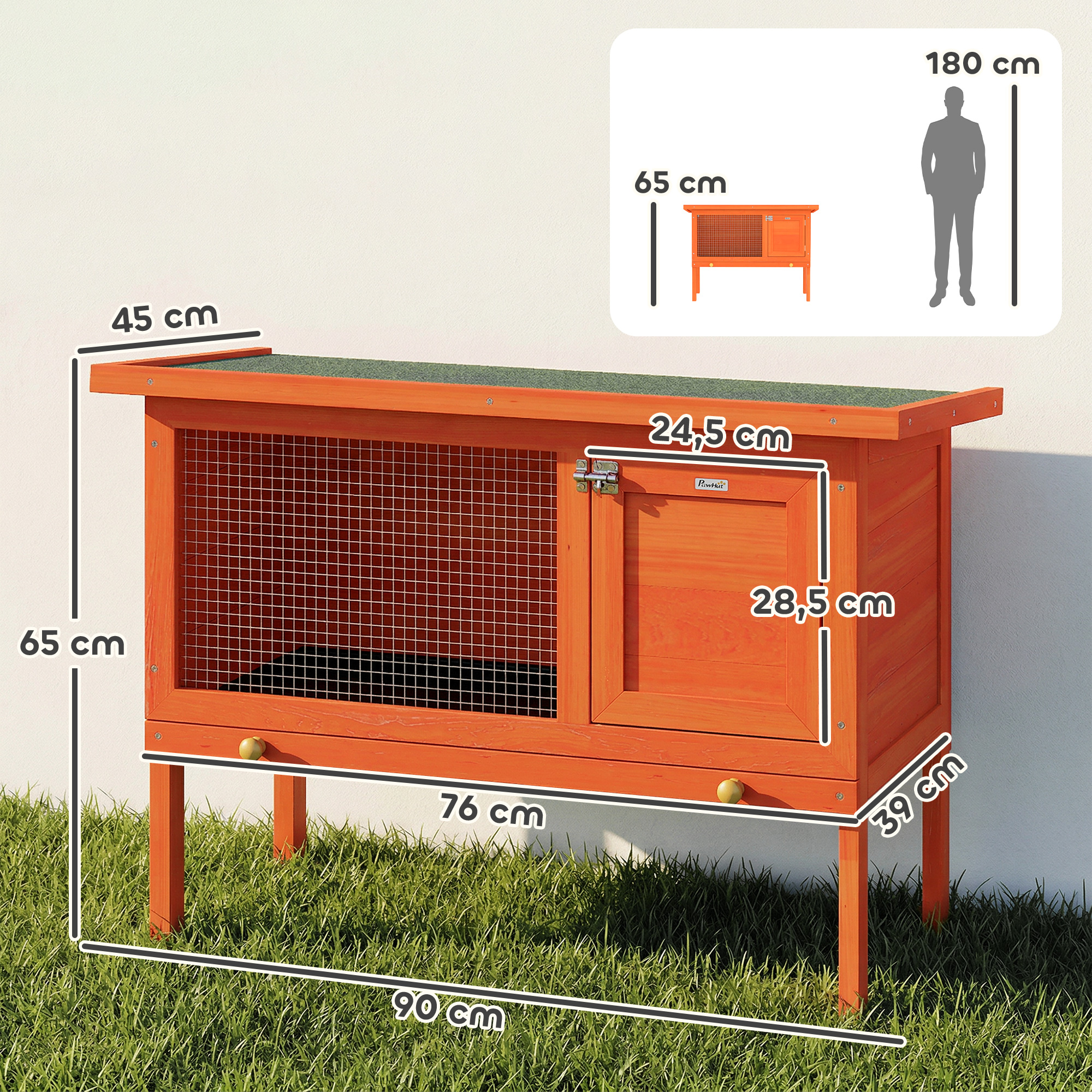 Una conejera de madera naranja con techo verde sobre césped, con anotaciones de medidas.