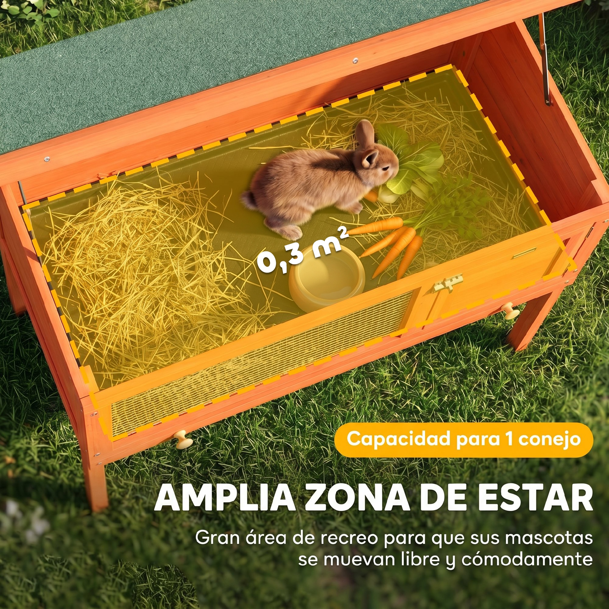 Un pequeño conejo marrón dentro de una conejera de madera con heno, zanahorias y un cuenco en hierba verde.