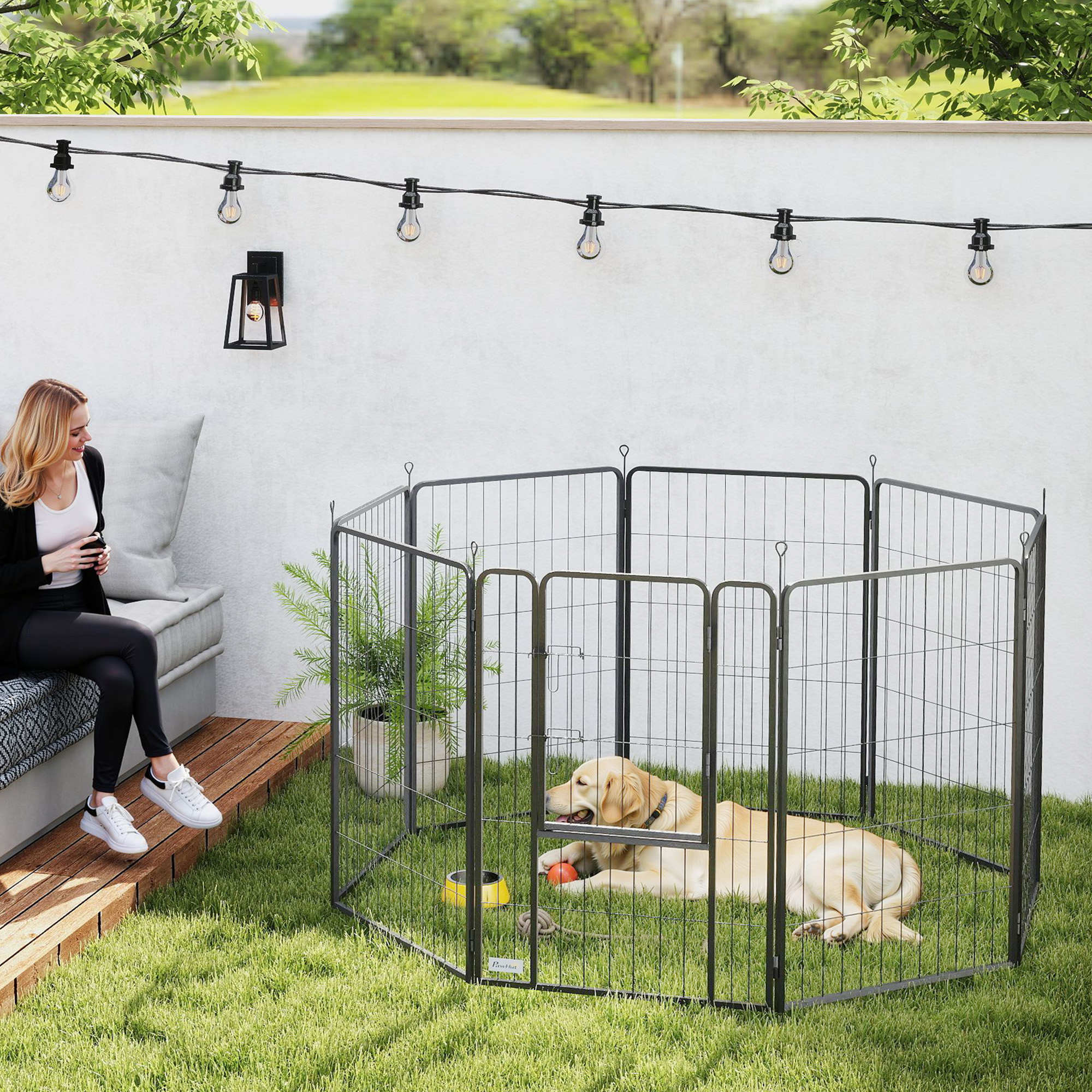 Una mujer se sienta en un banco junto a un corral de alambre en el césped, con un golden retriever dentro.