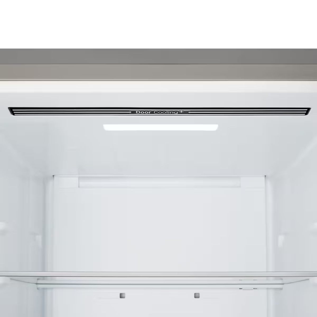 Wnętrze pustej białej lodówki z otworem wentylacyjnym Door Cooling+ i zintegrowanym światłem.
