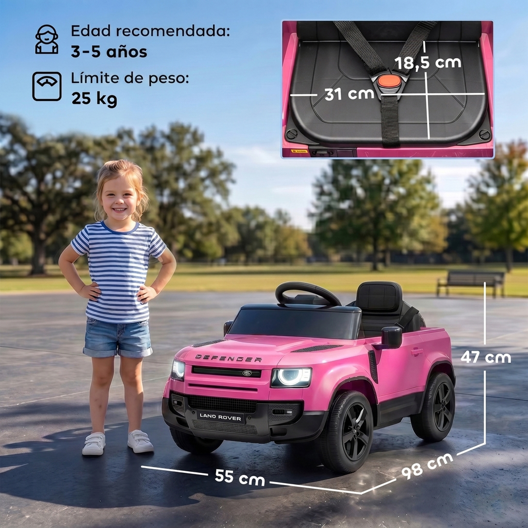 Una niña pequeña está de pie junto a un auto de juguete eléctrico rosa al aire libre, con dimensiones de tamaño superpuestas.