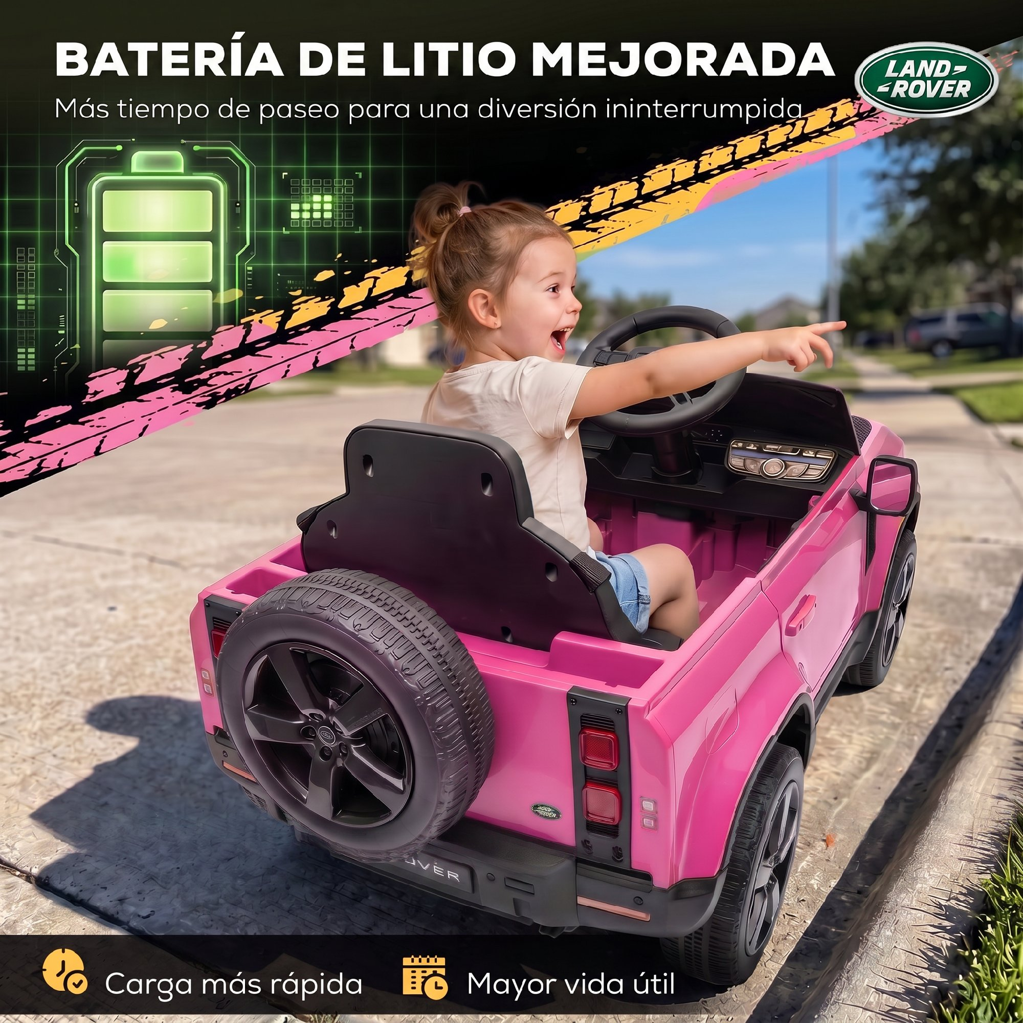 Una niña sonriente conduce un coche de juguete rosa de Land Rover al aire libre, señalando hacia adelante.