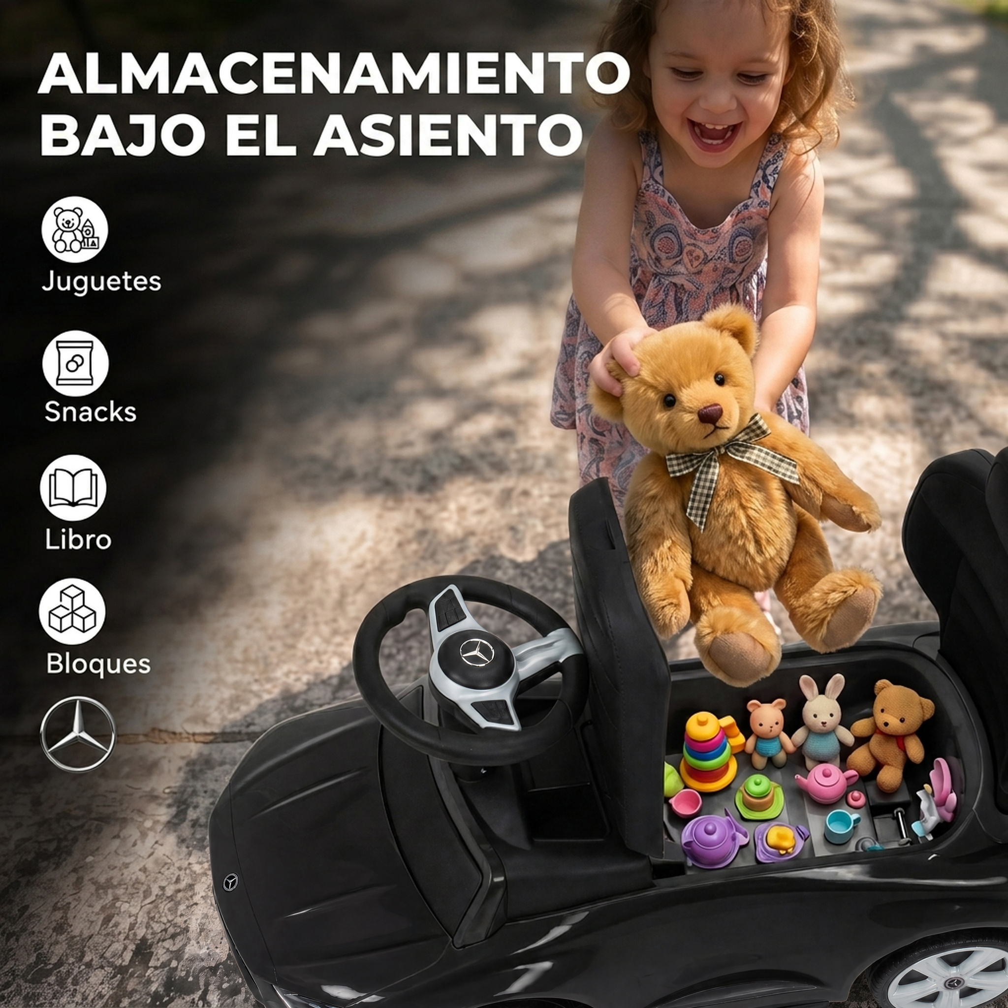 Una niña sonriente coloca un osito de peluche en el compartimento de almacenamiento de un coche de juguete.