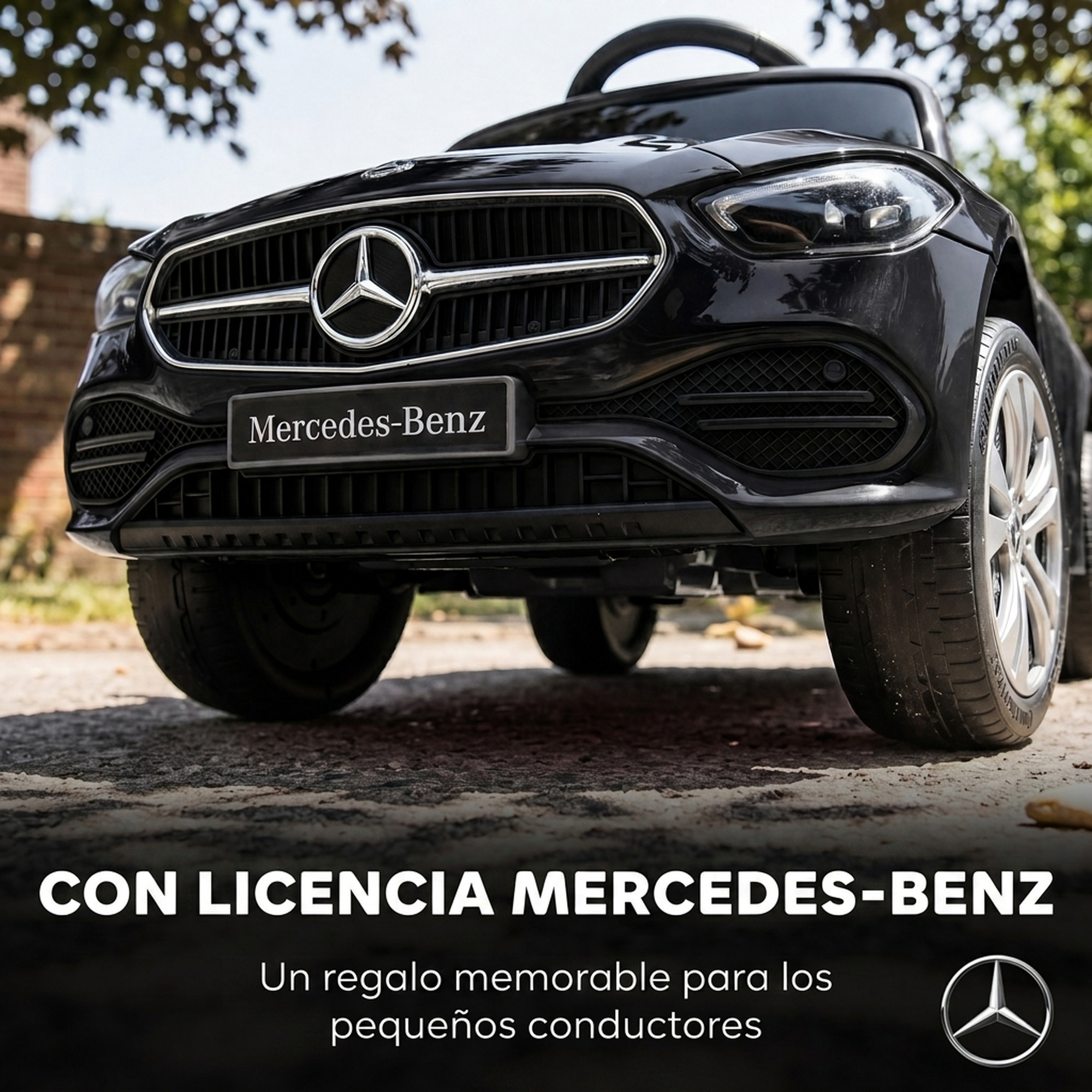 Coche de juguete negro de Mercedes-Benz estacionado al aire libre con texto abajo.