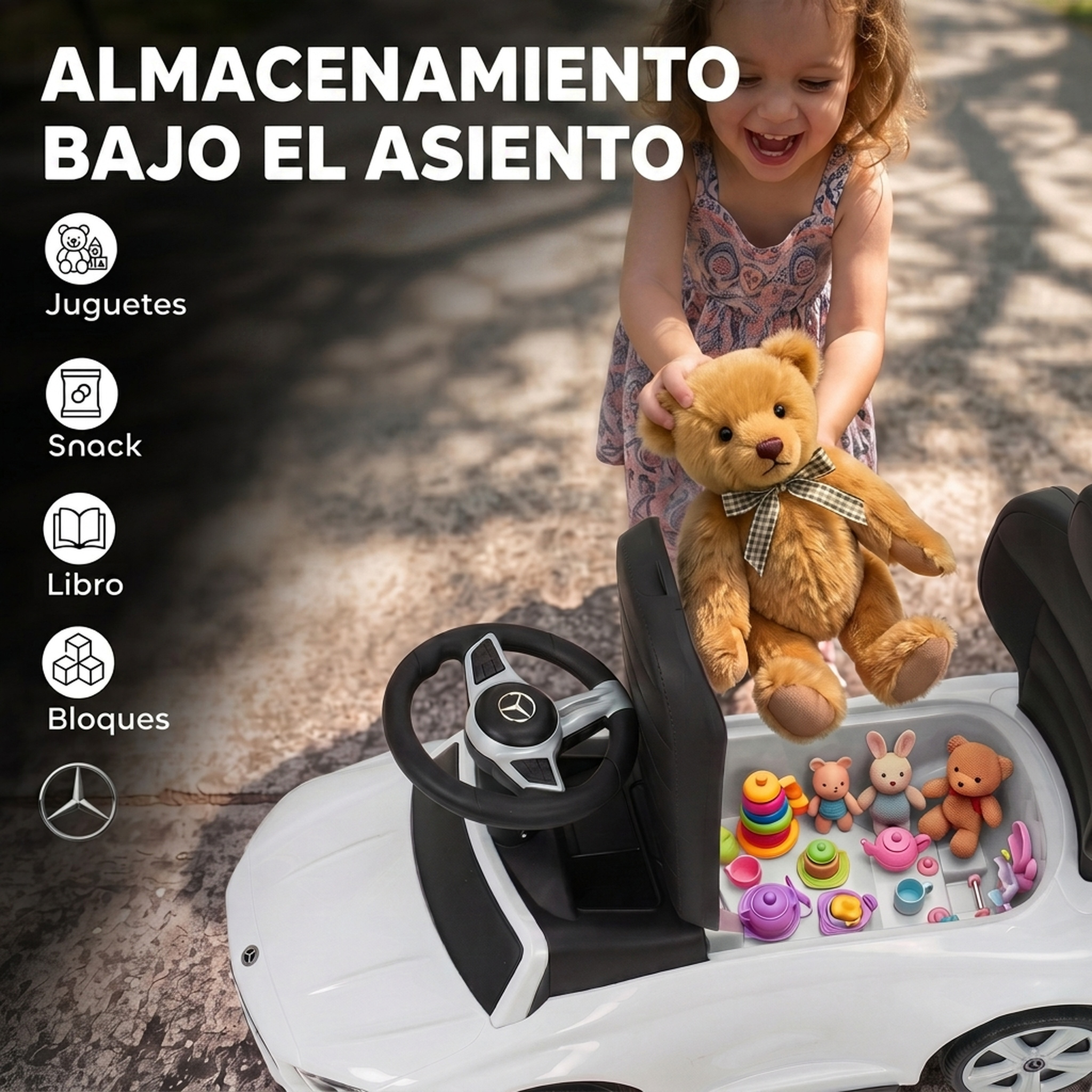 Una niña sonriente coloca un osito en el compartimento de almacenamiento de un coche de juguete blanco con juguetes.