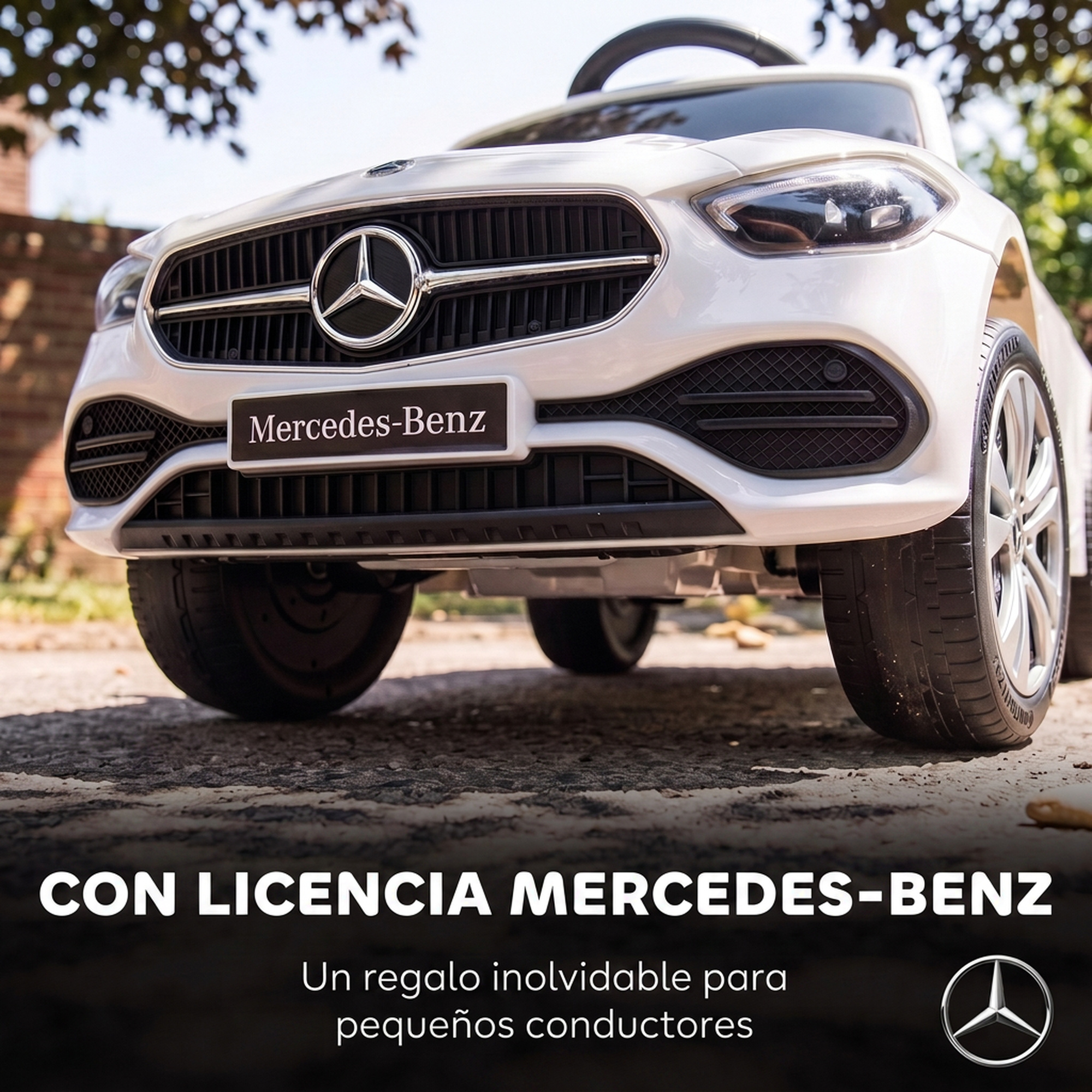 Un auto de juguete blanco de Mercedes-Benz estacionado en una calle pavimentada.