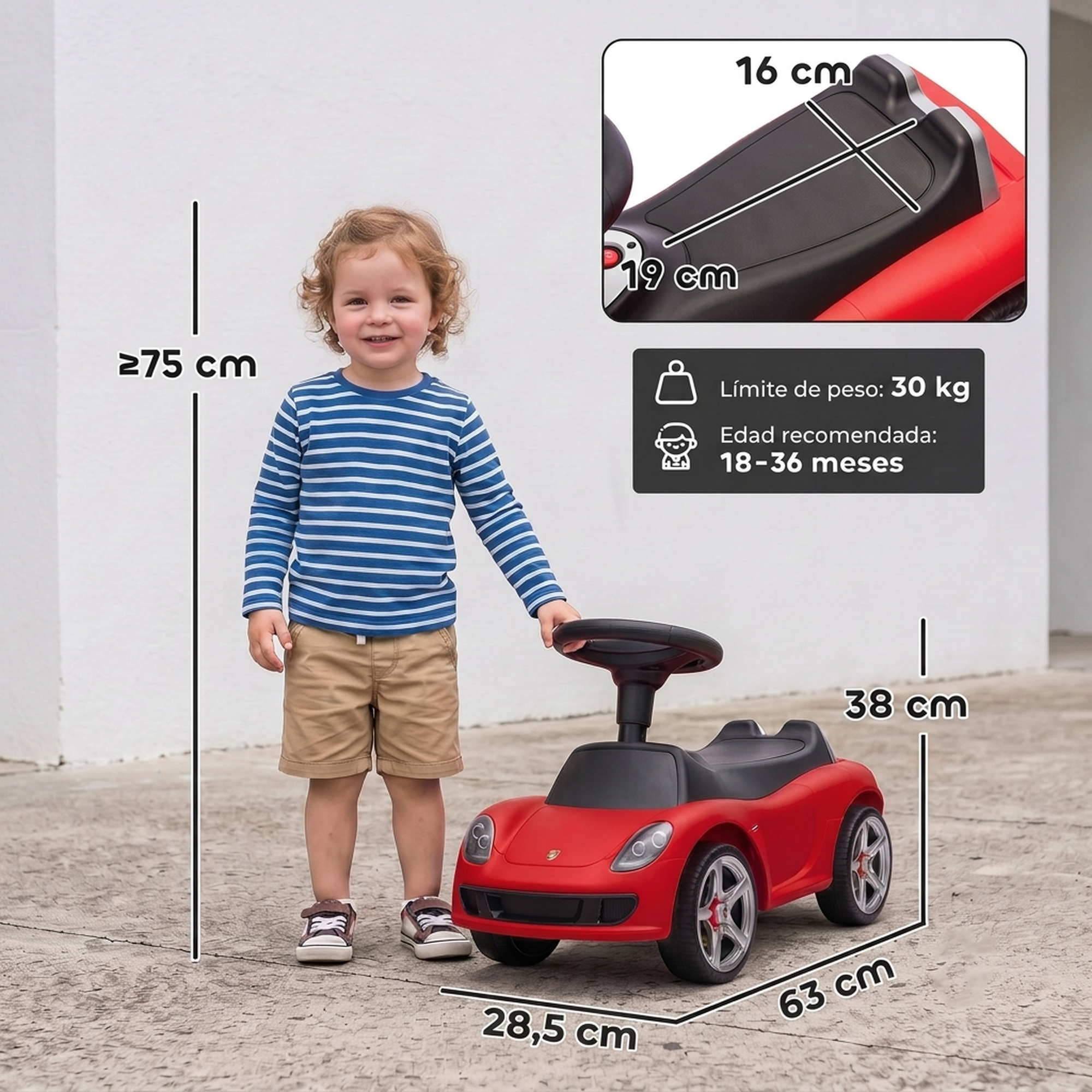 Niño pequeño de pie junto a un coche de juguete rojo con medidas.