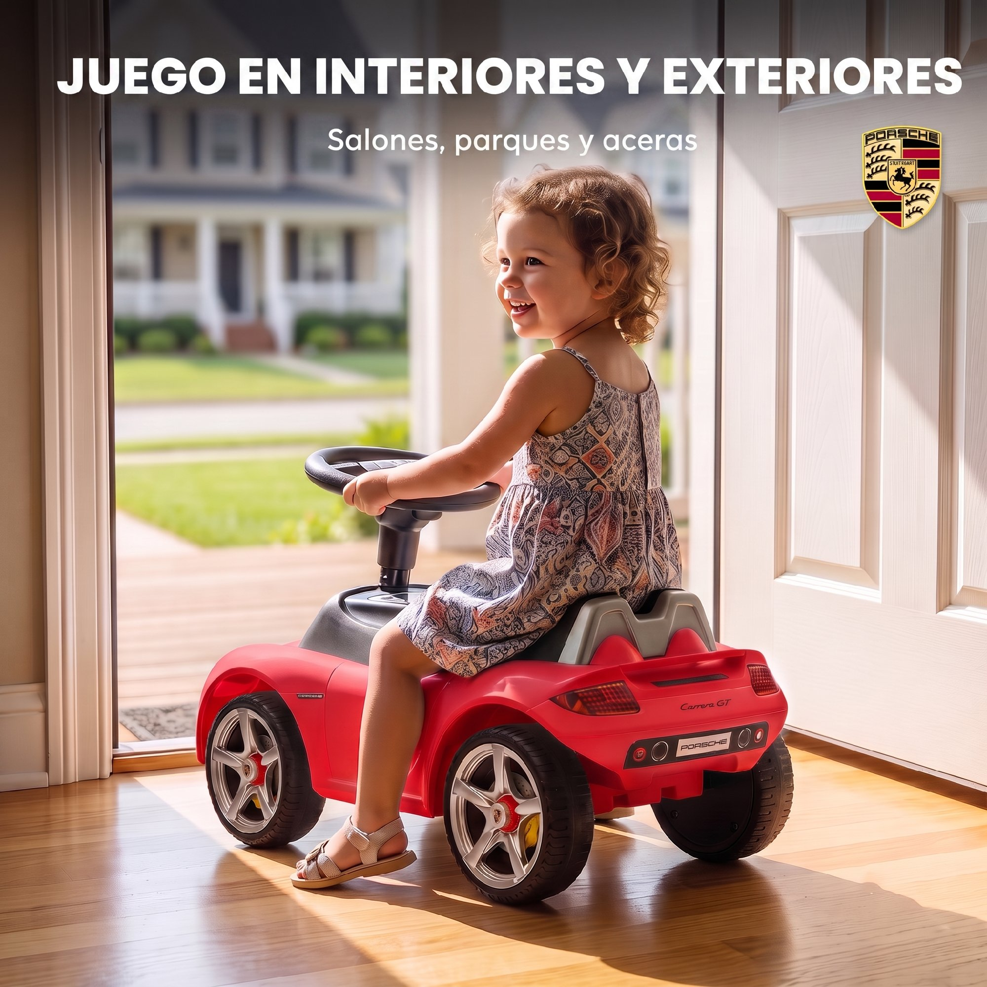 Niña montada en un carro de juguete rojo en interiores frente a una puerta abierta.