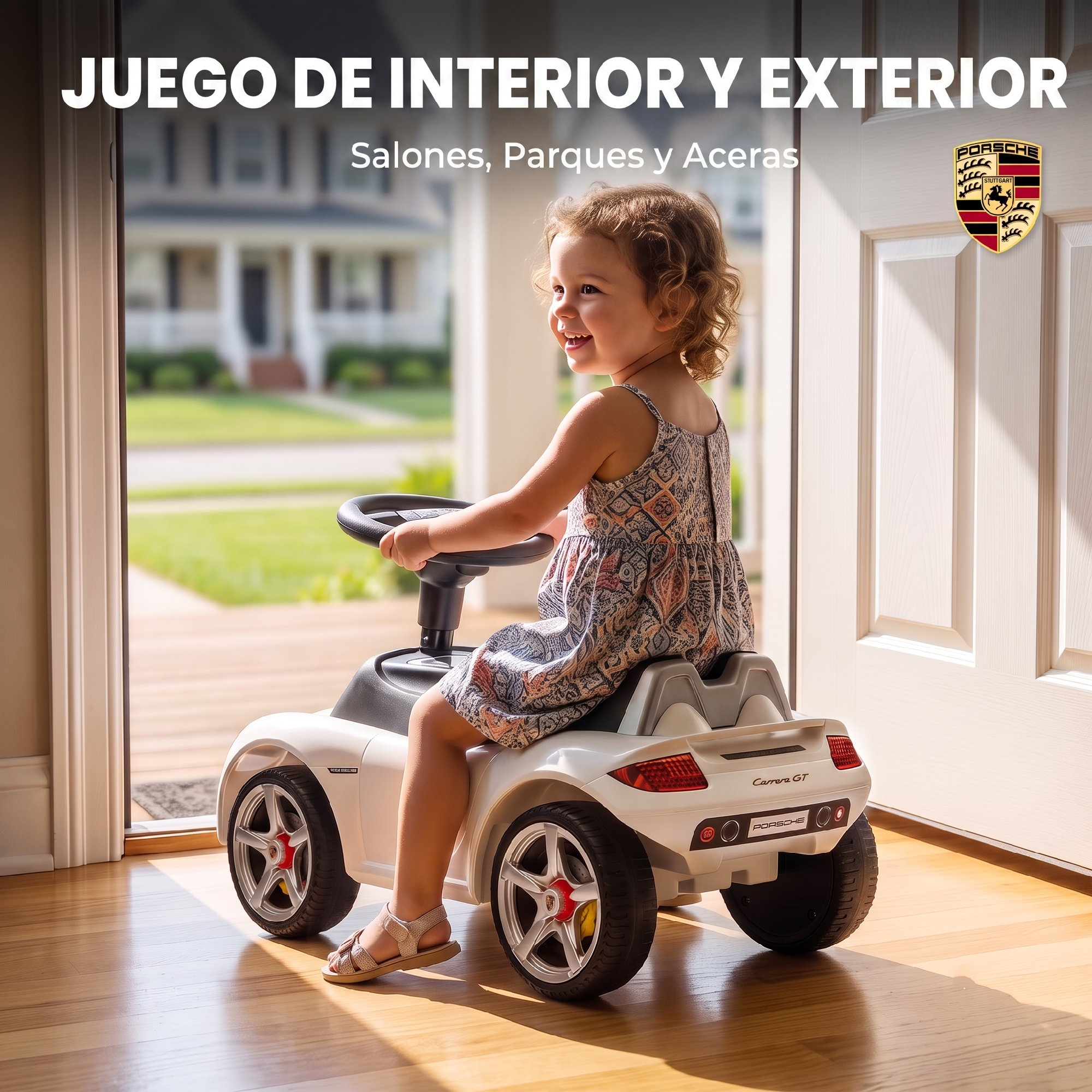 Una niña sonriente monta un coche de juguete Porsche blanco en el interior, con una casa al fondo.