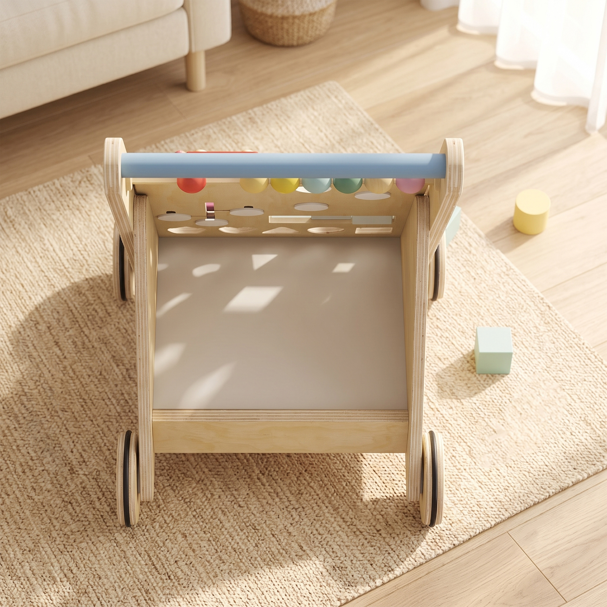 Caminador de madera para bebé con cuentas de colores y formas en una alfombra.