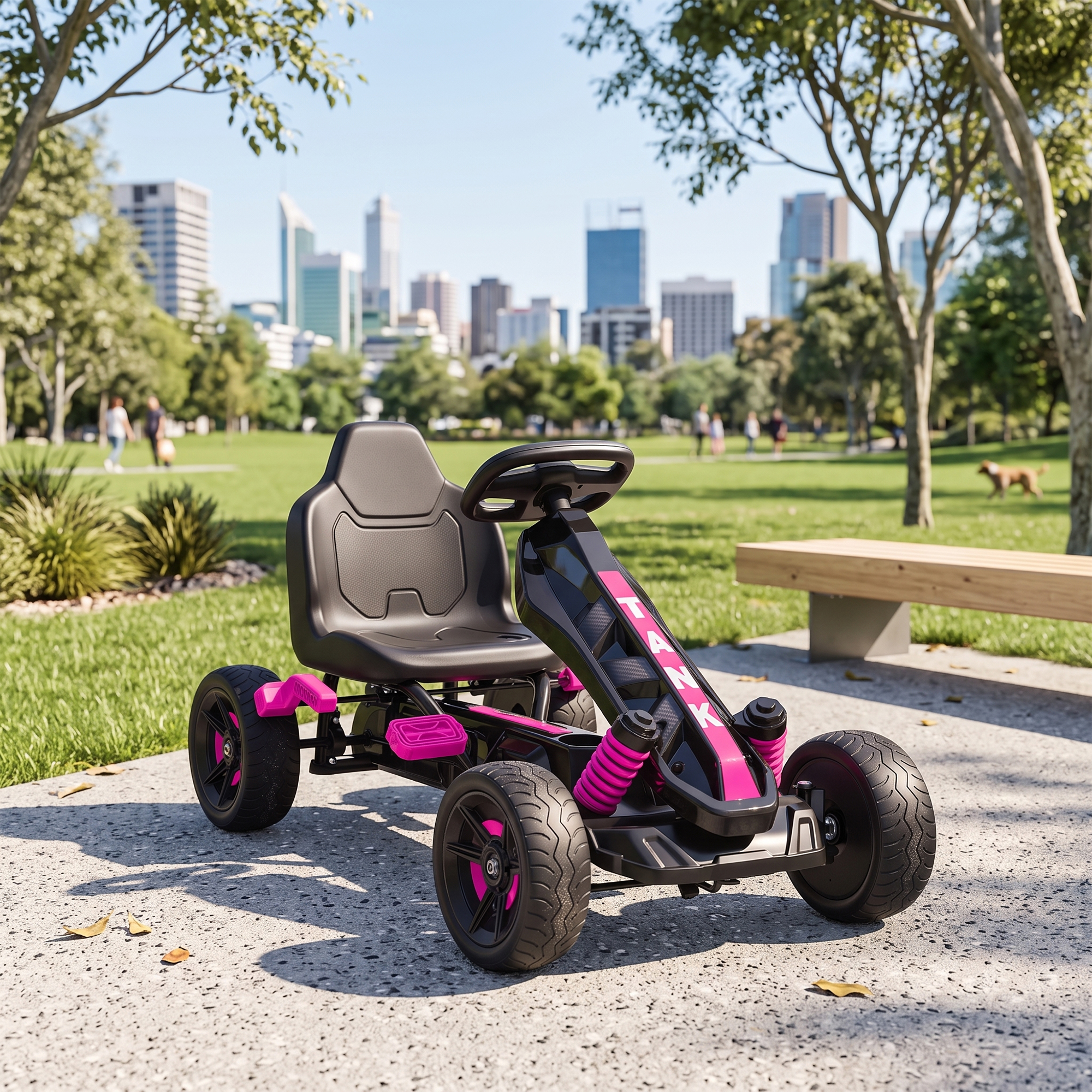 Un kart negro con detalles en rosa se encuentra en un sendero del parque, con árboles y un horizonte urbano de fondo.