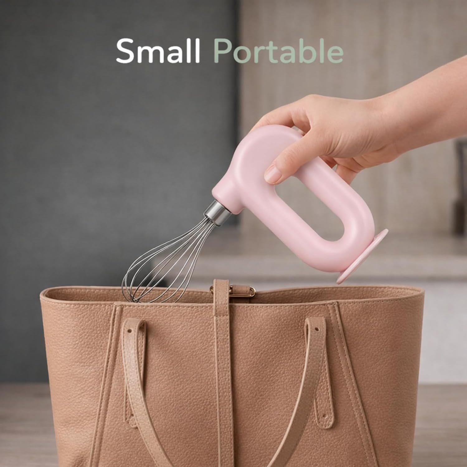 Eine Hand hält einen kleinen, rosa Handquirl über einer hellbraunen Tasche vor grauem Hintergrund.