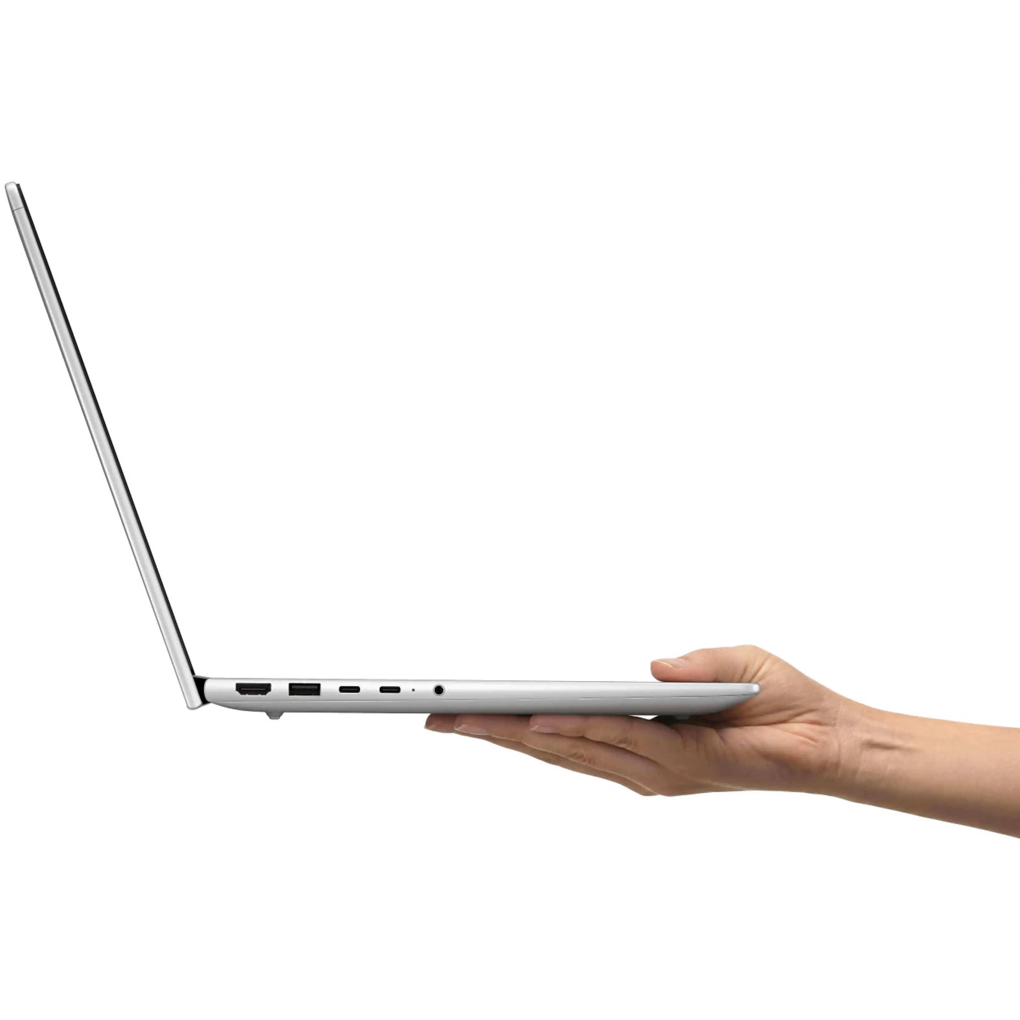 Una mano sostiene un computer portatile argentato dal basso, mostrando varie porte sul lato destro.