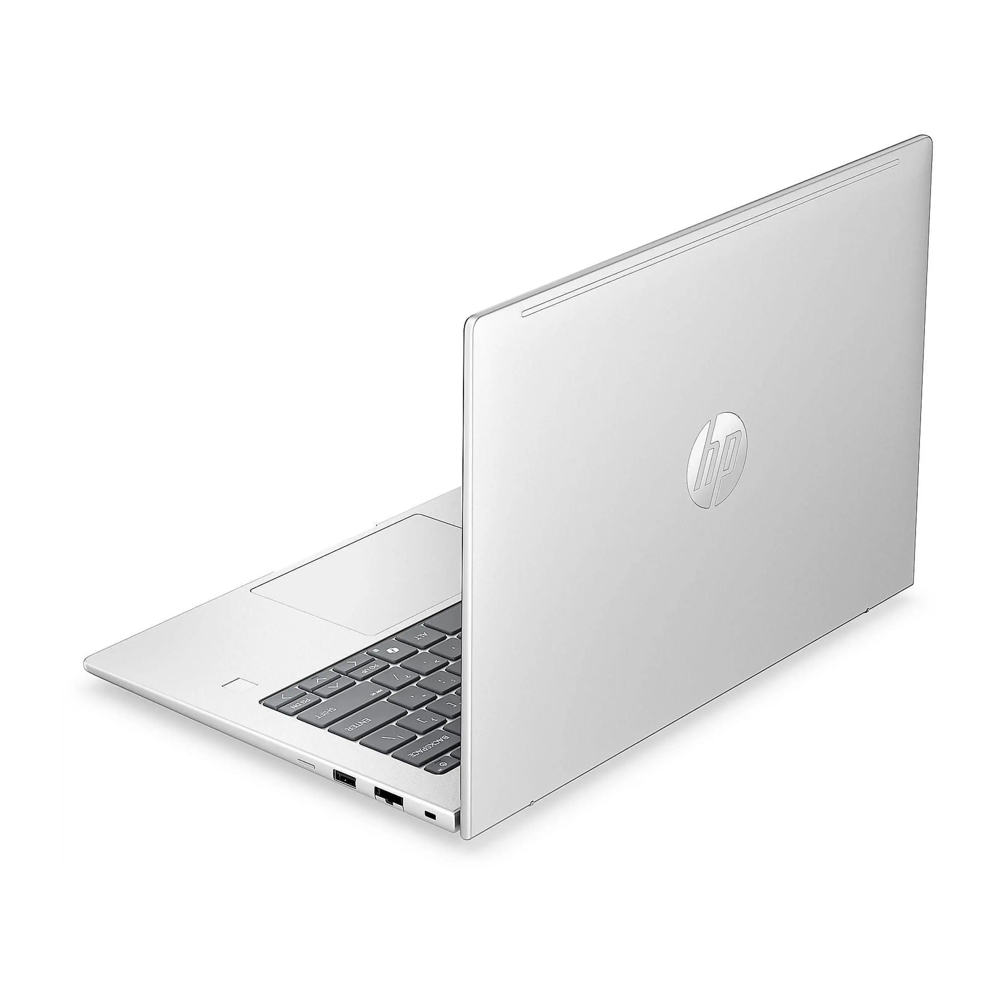 Un laptop HP argentato è leggermente aperto su uno sfondo bianco.