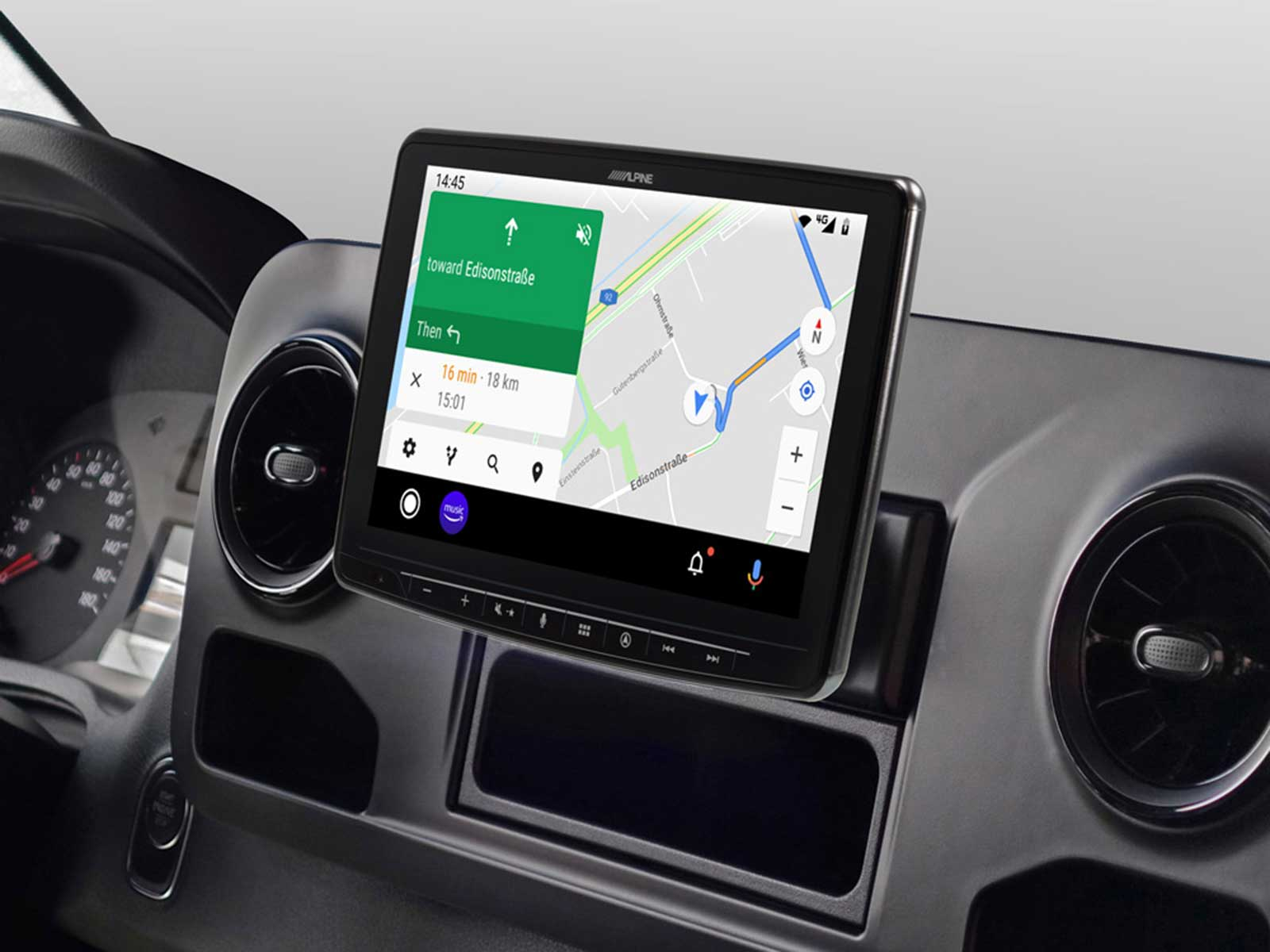 Ein Alpine-Navigationsdisplay im Armaturenbrett eines Autos zeigt eine Routenkarte.