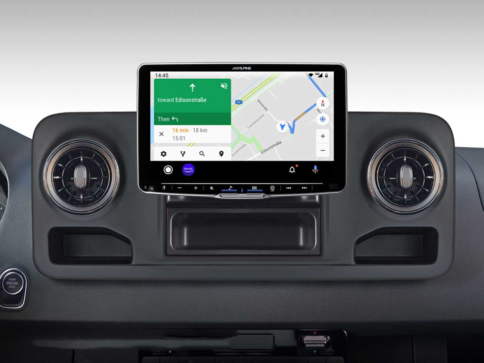Ein Autoinnenraum mit einem großen Touchscreen-Navigationssystem und zwei runden Lüftungsdüsen.