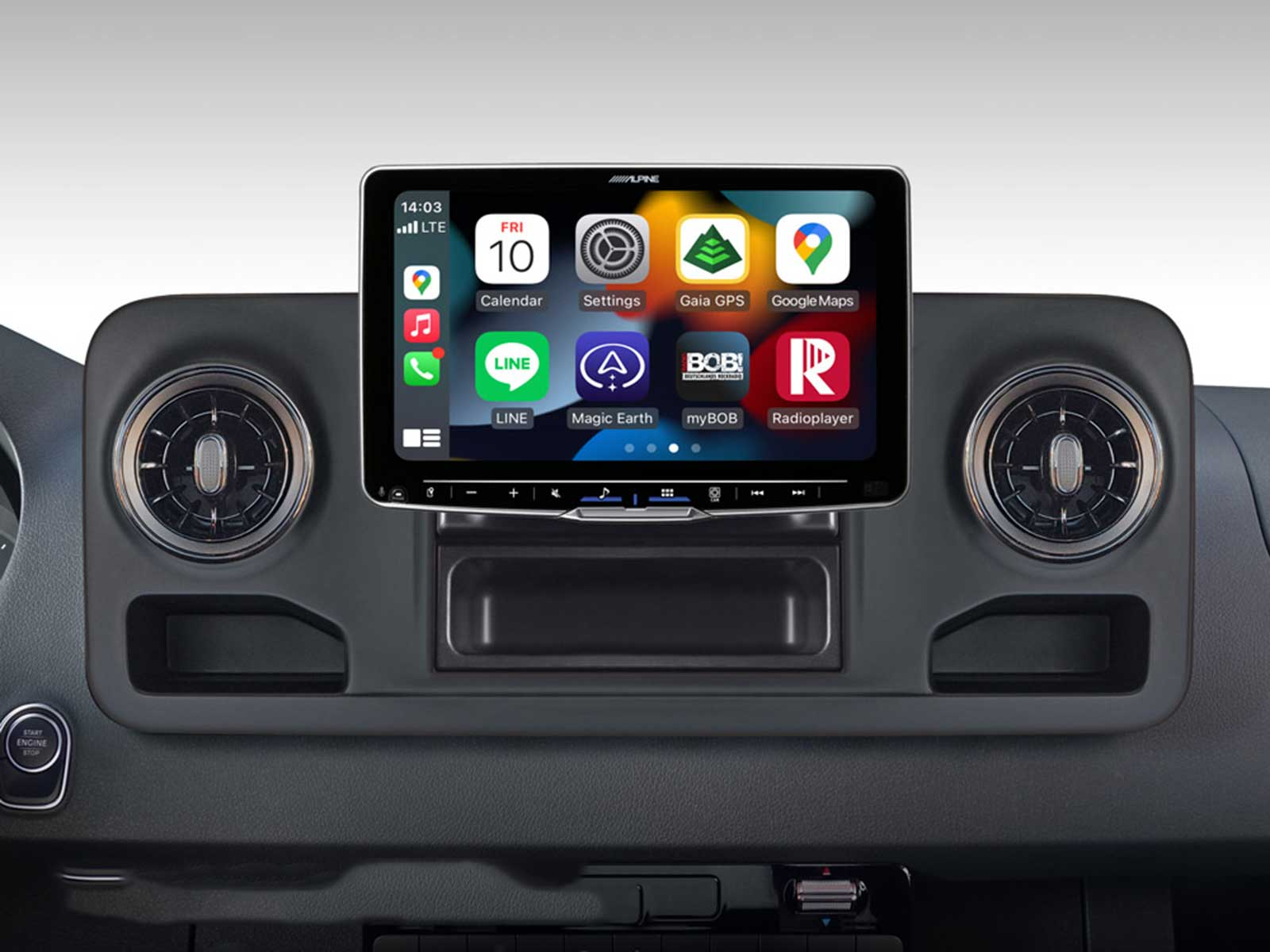 Autodashboard mit einem großen zentralen Touchscreen-Infotainment-System und seitlichen Lüftungsdüsen.